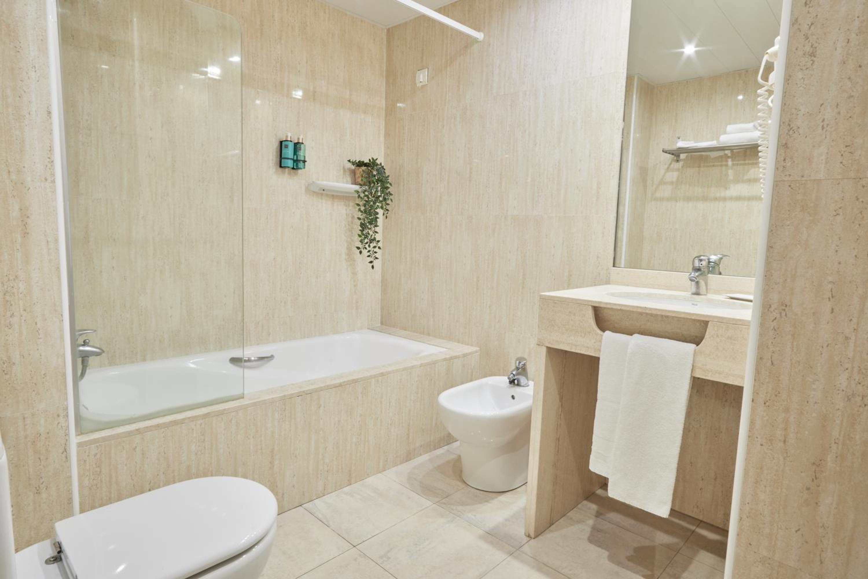 One-Bedroom Apartment with Sea View - Photo 4