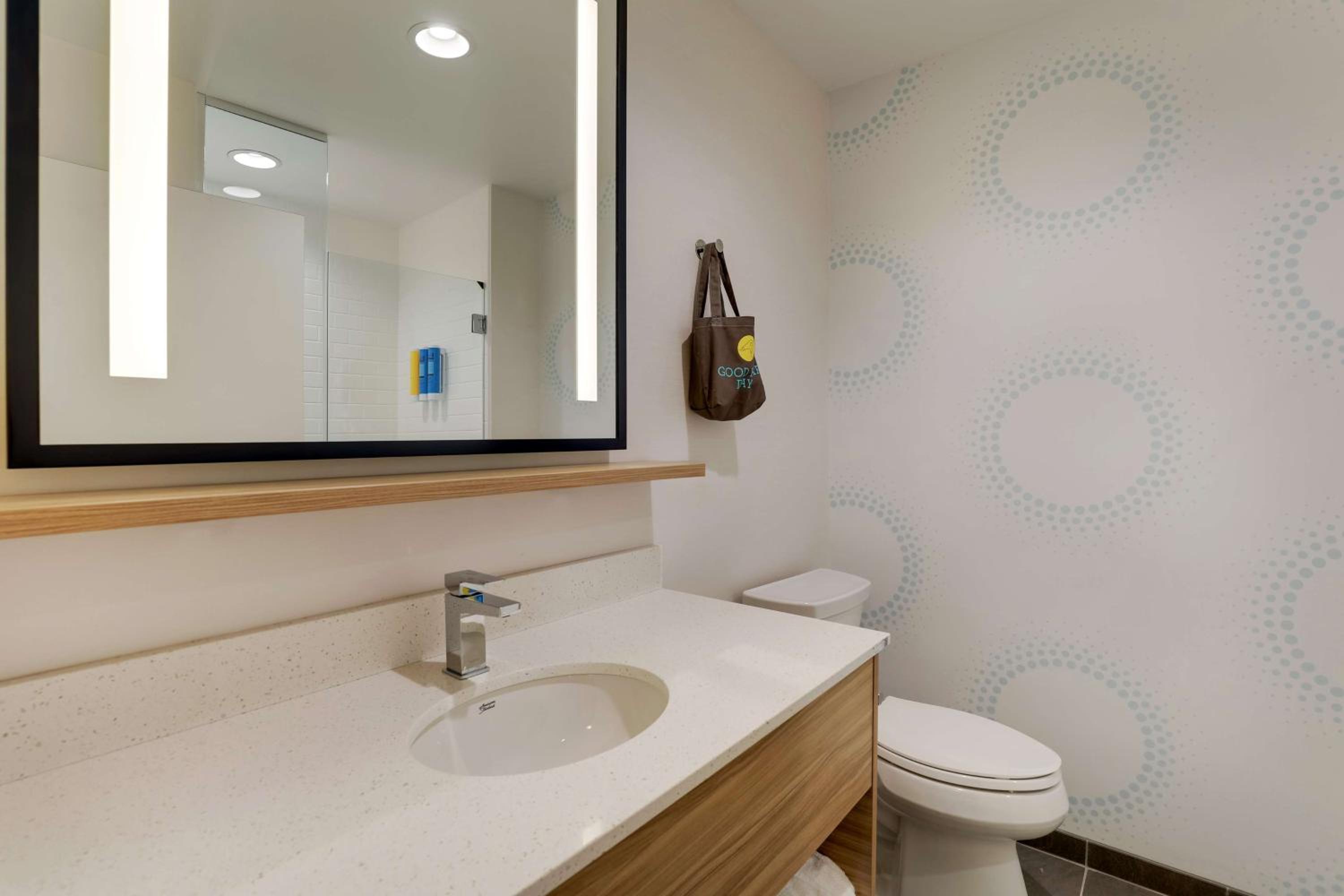 King Room with Walk-In Shower - Photo 6