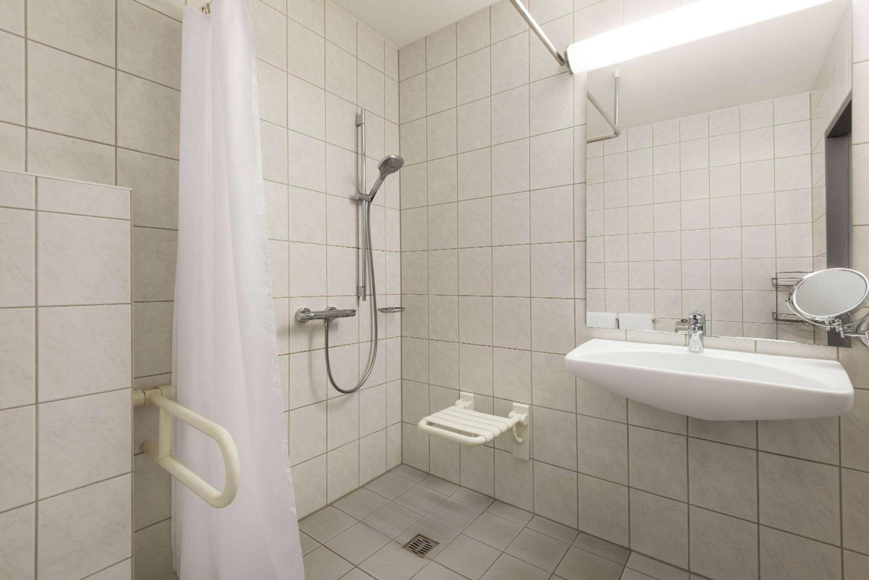 Comfort Accessible Room - Photo 2