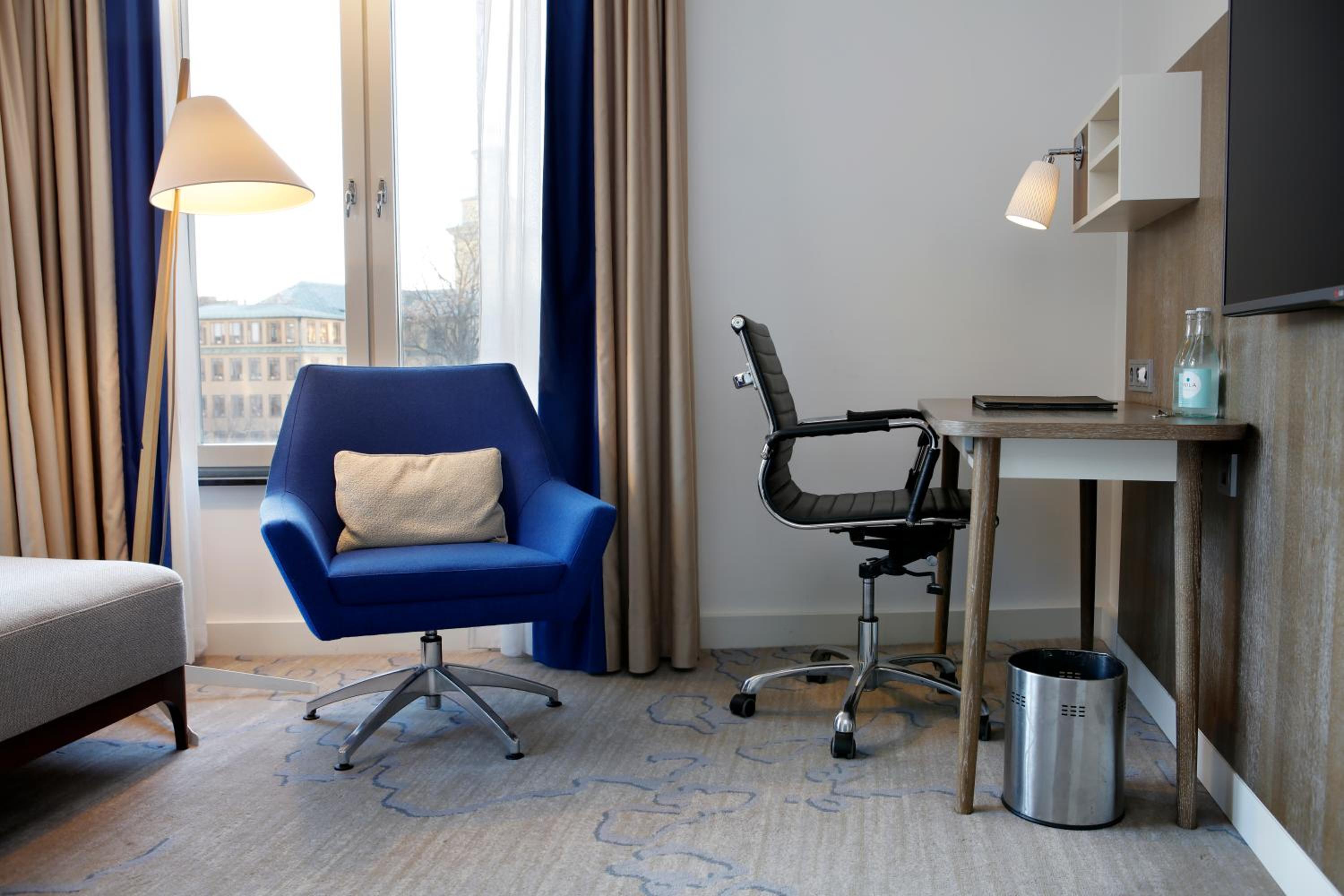 Deluxe King Room - Photo 2