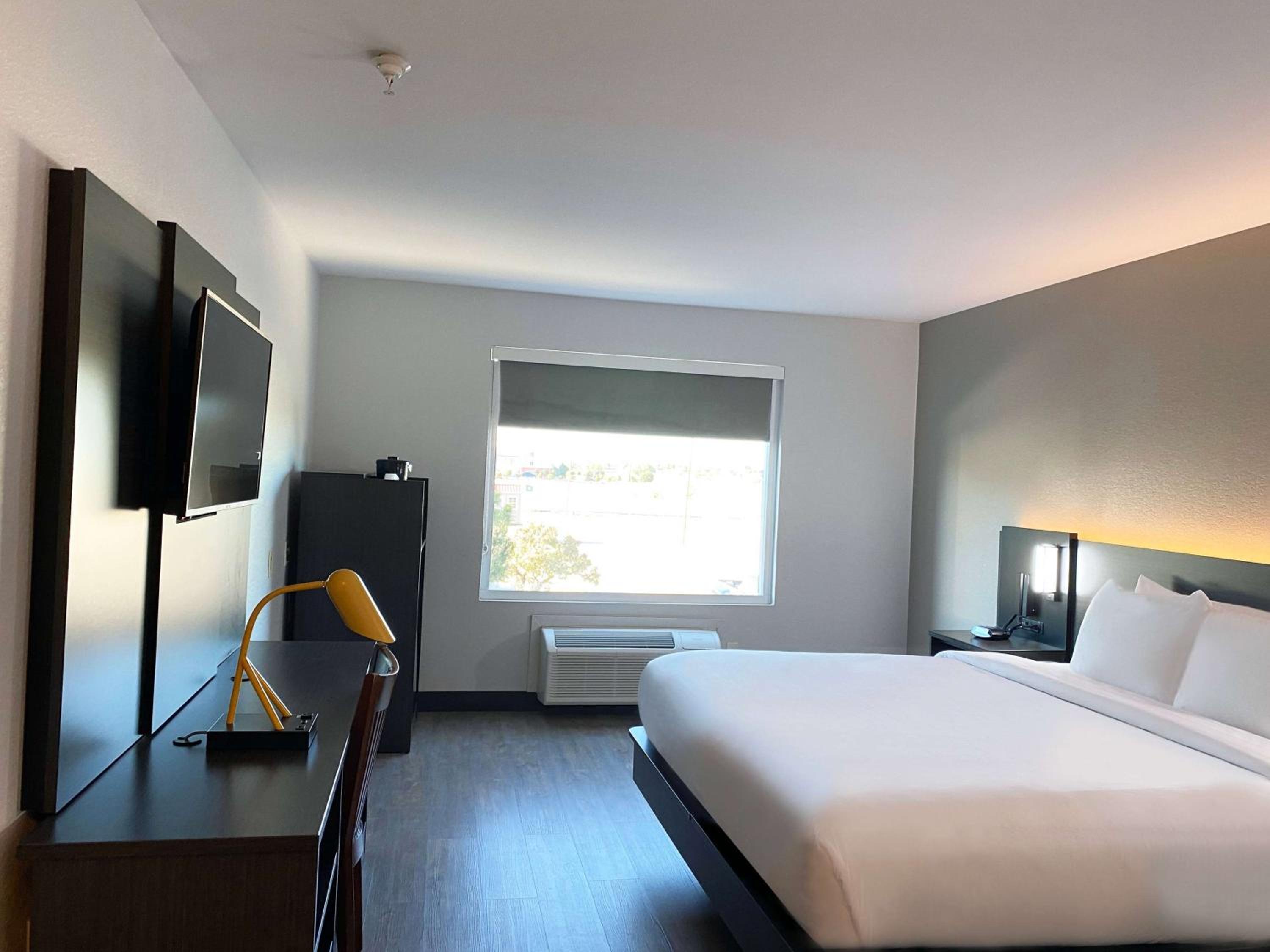 King Room - Non-Smoking - Photo 1