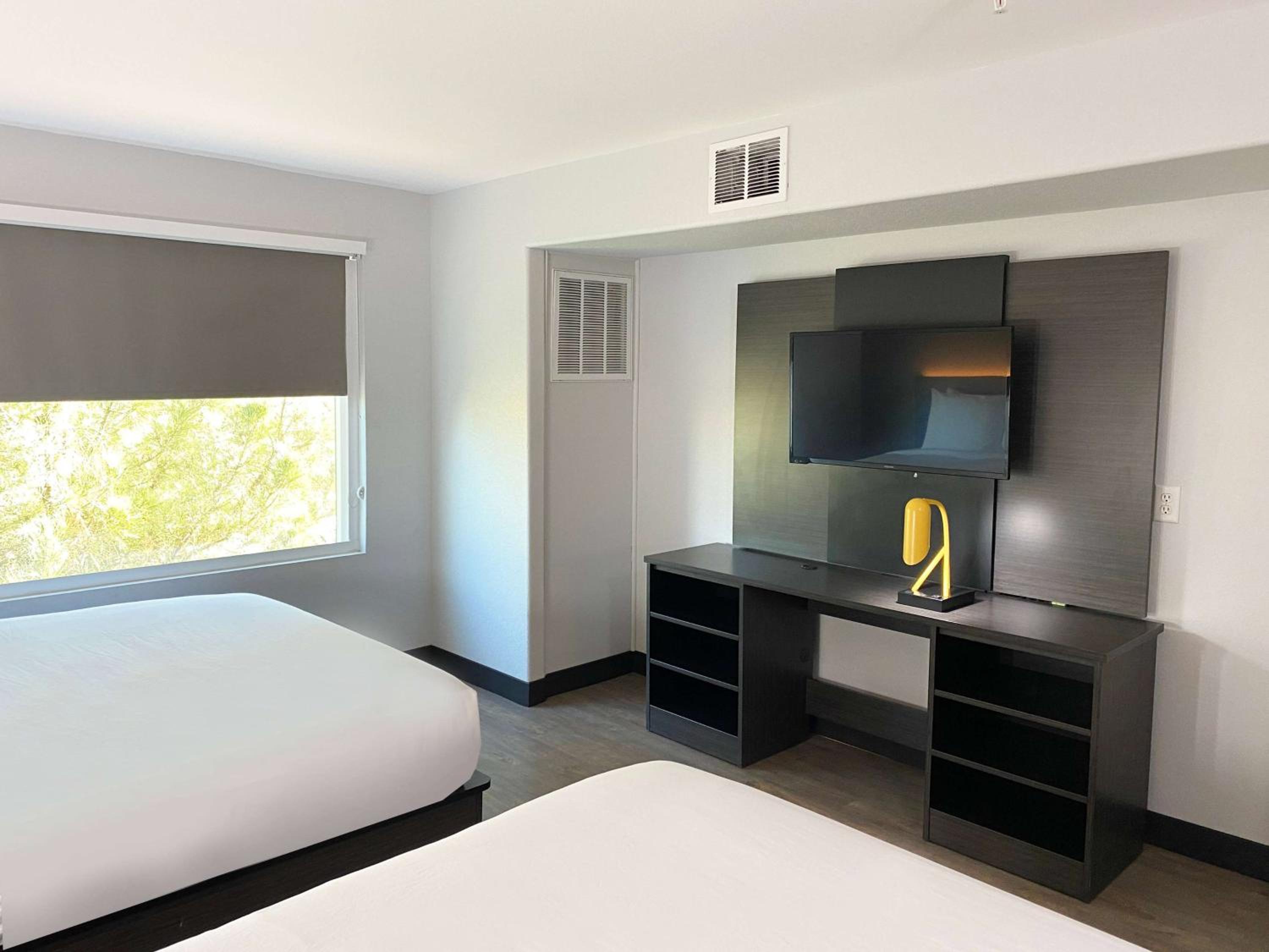 Queen Room with Two Queen Beds and Kitchen - Non-Smoking - Photo 3