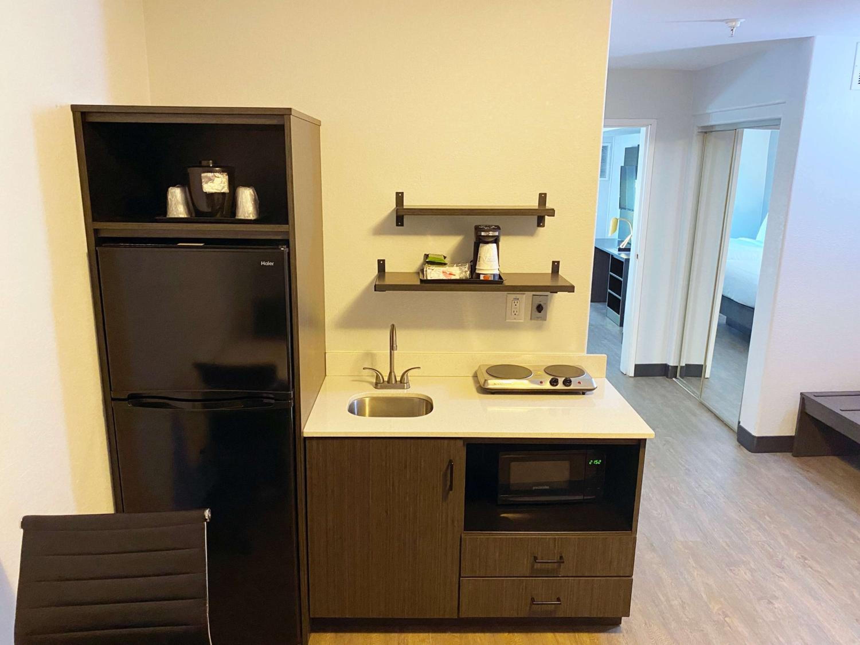 King Suite with Kitchen and Separate Bedroom - Non-Smoking - Photo 4