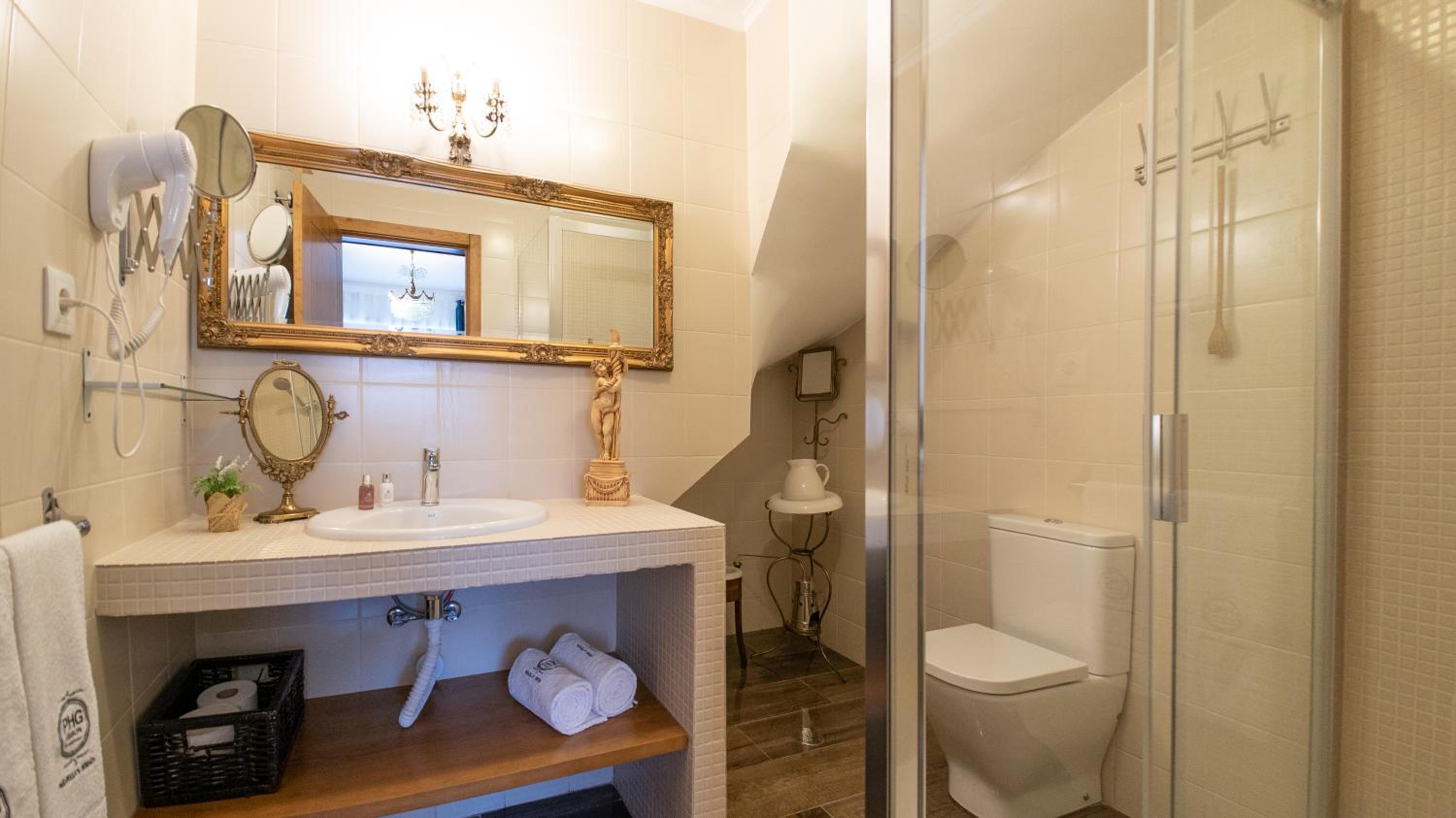 Deluxe Double Room with Extra Bed - Photo 10