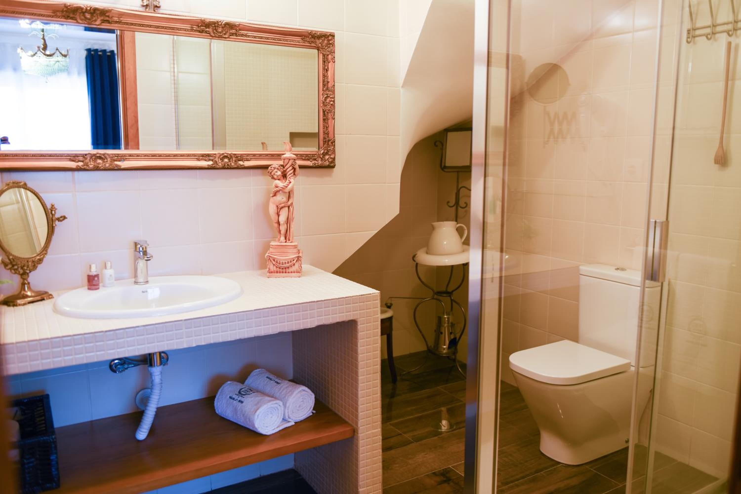 Deluxe Double Room with Extra Bed - Photo 6