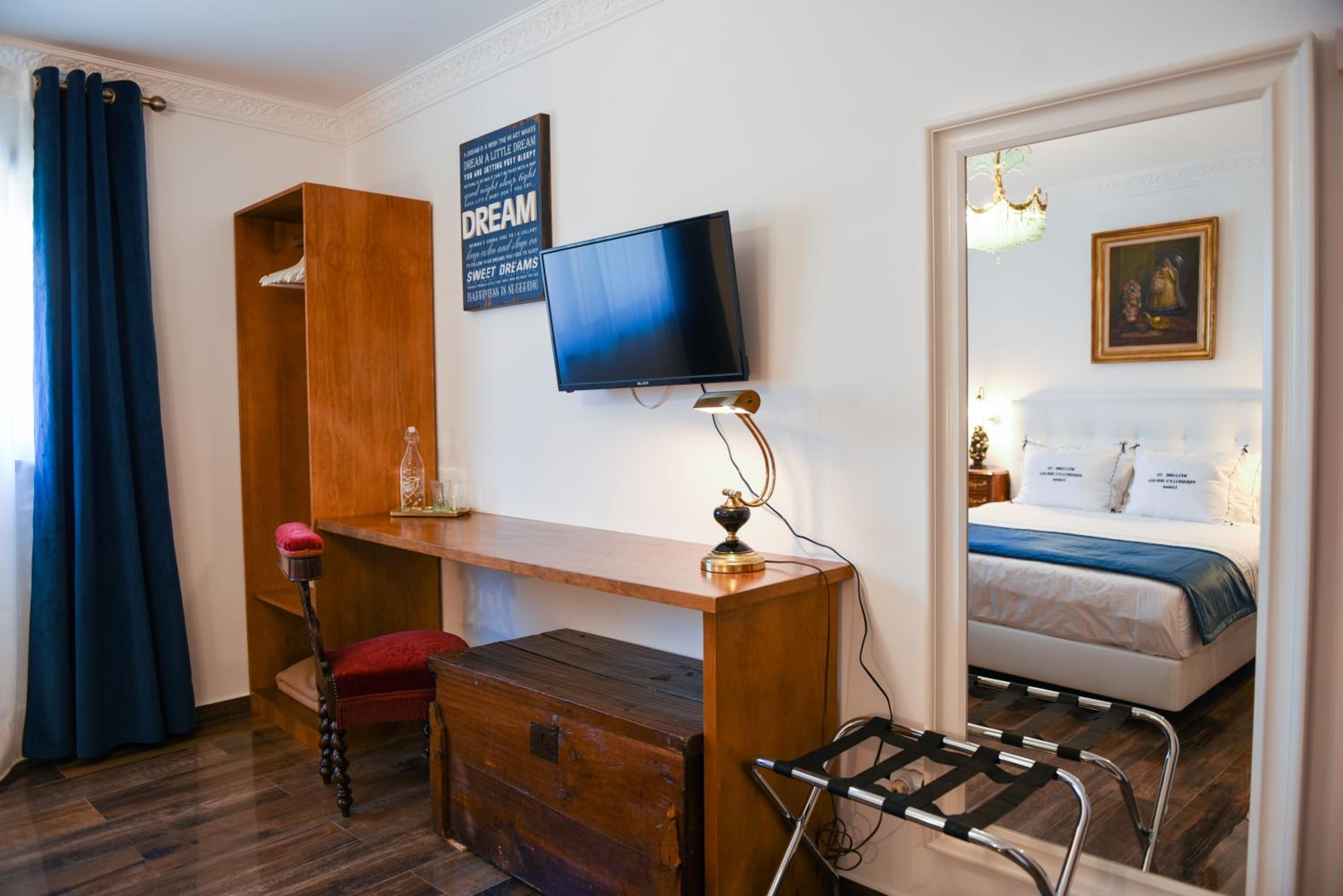 Deluxe Double Room with Extra Bed - Photo 7
