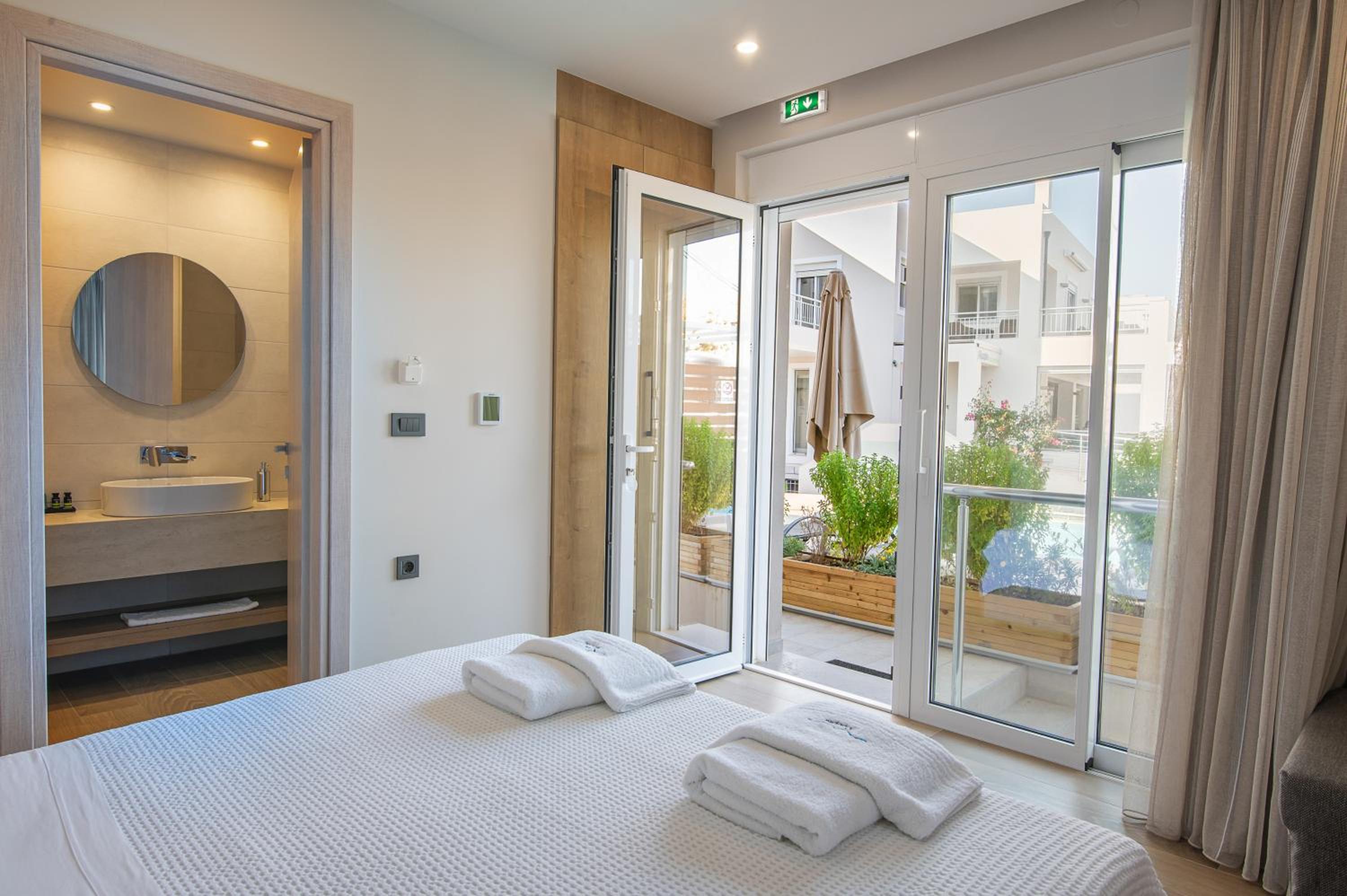 Deluxe Room with Pool View photo 2