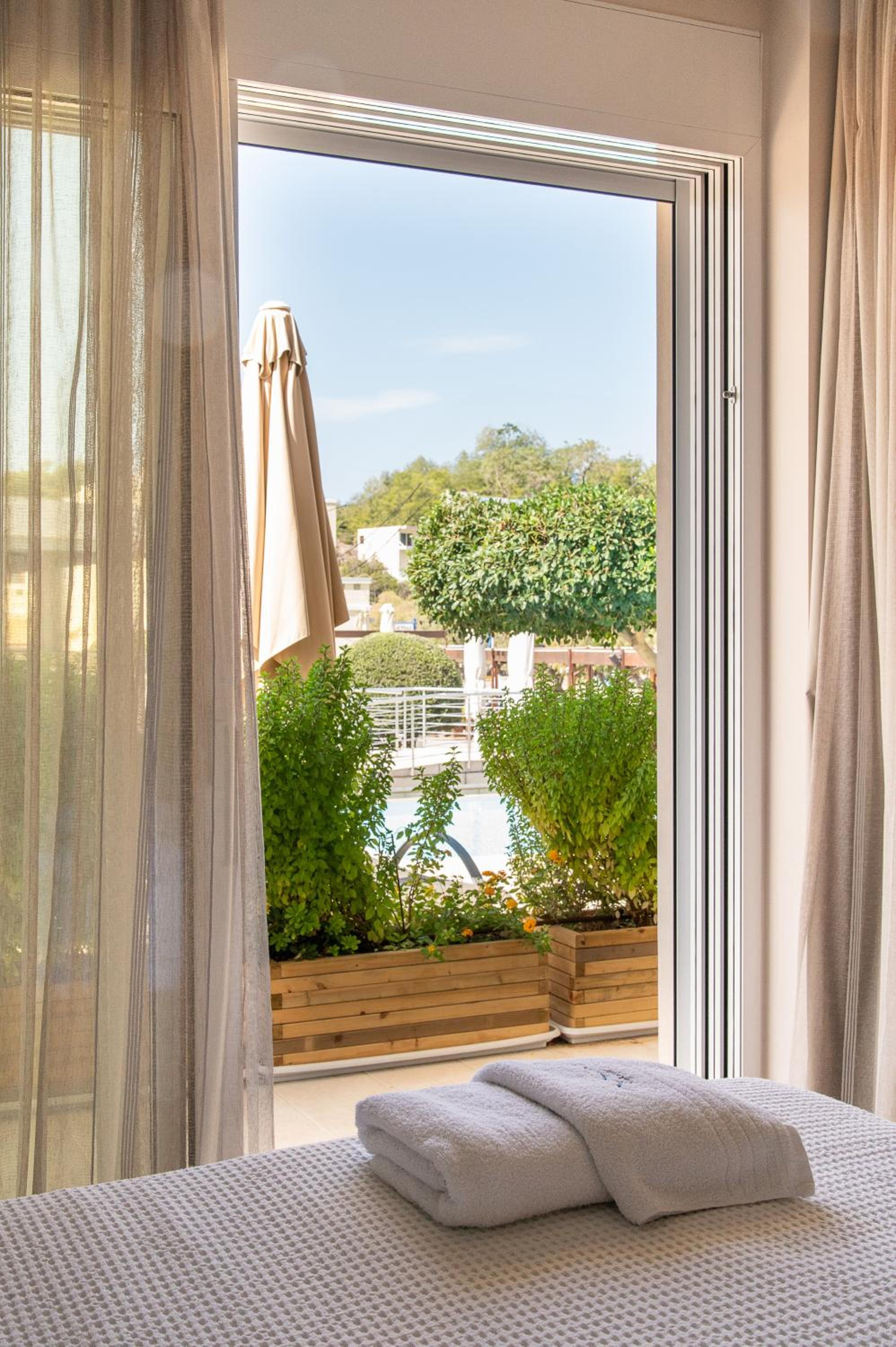 Deluxe Room with Pool View photo 3