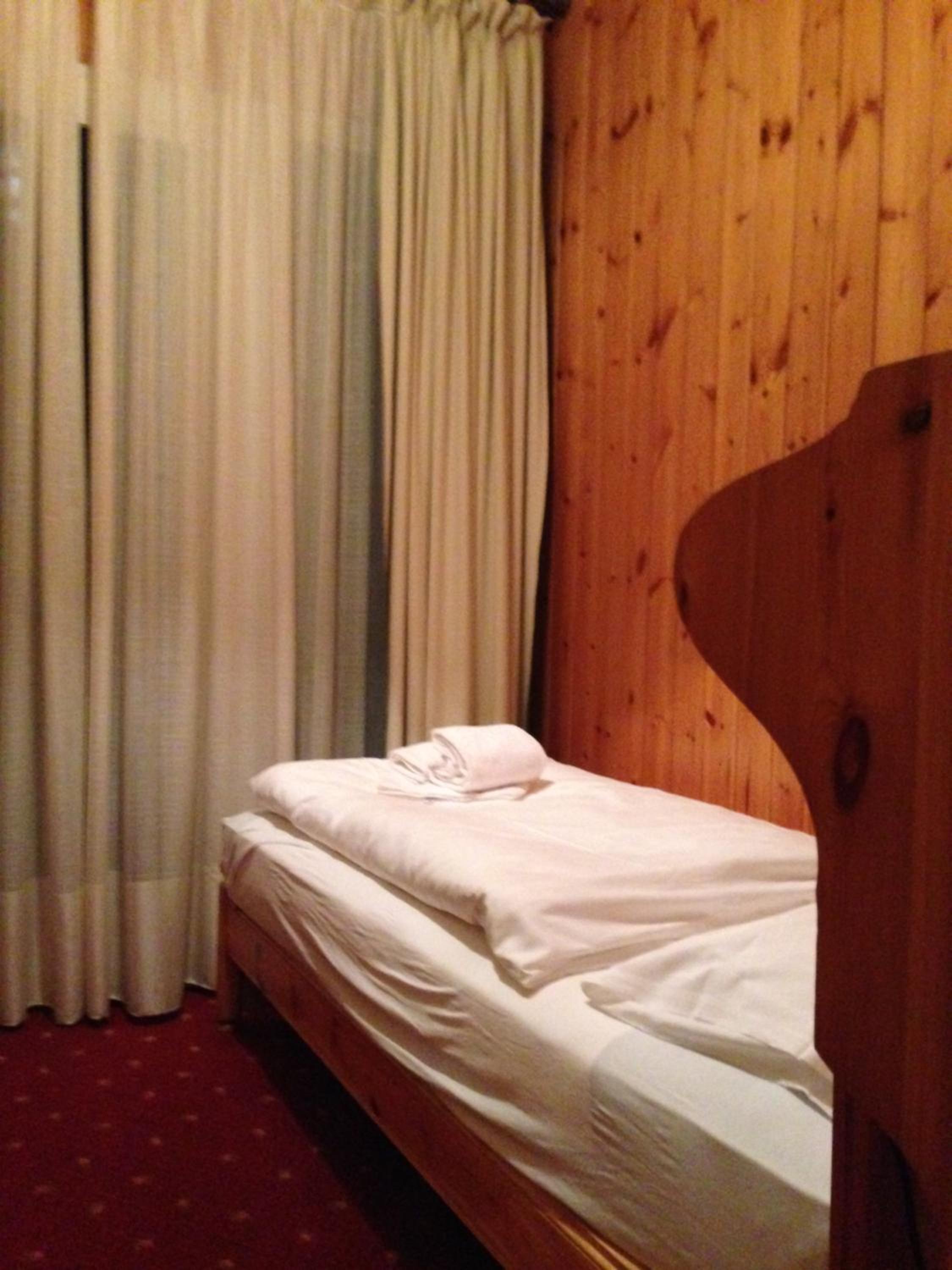 Economy Triple Room photo 2