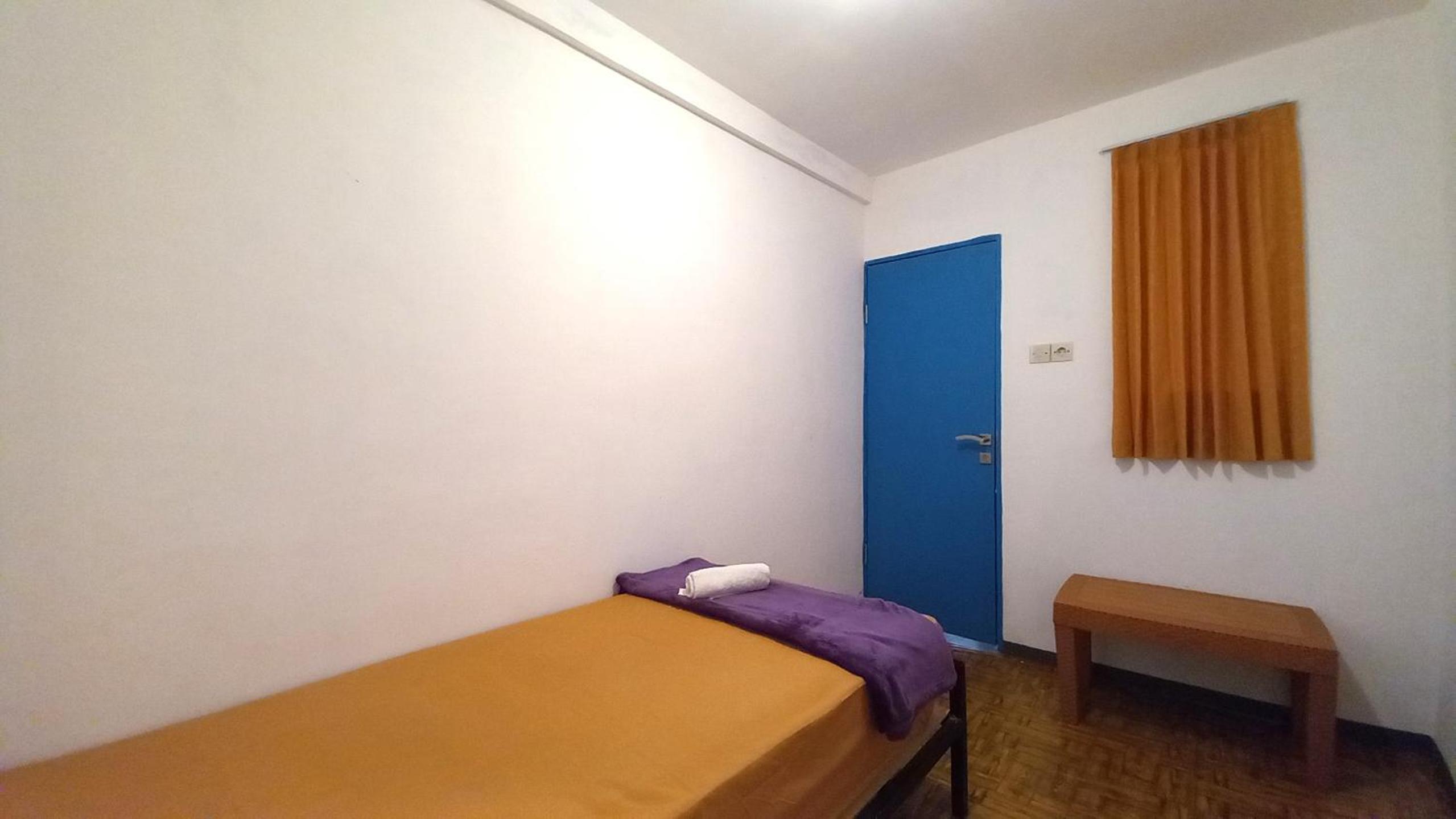 Single Bed In Dormitory Room photo 2