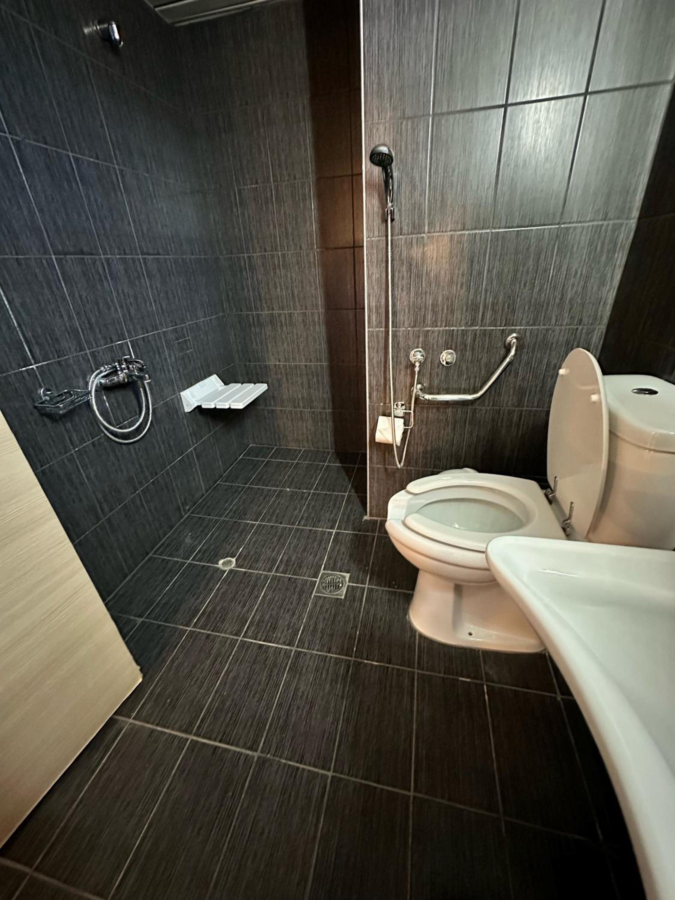 Twin Room - Disability Access photo 2