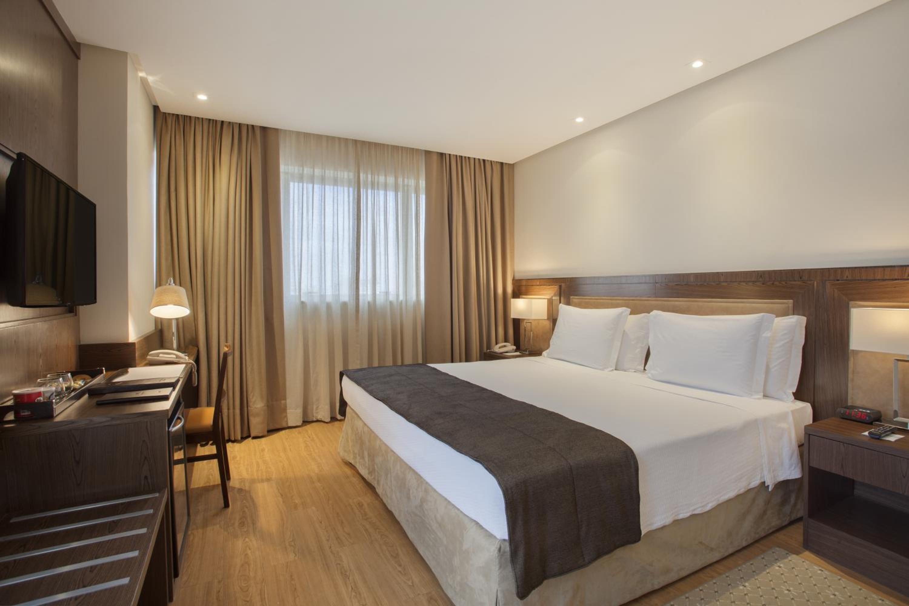 Deluxe Double Room with Balcony thumbnail 5
