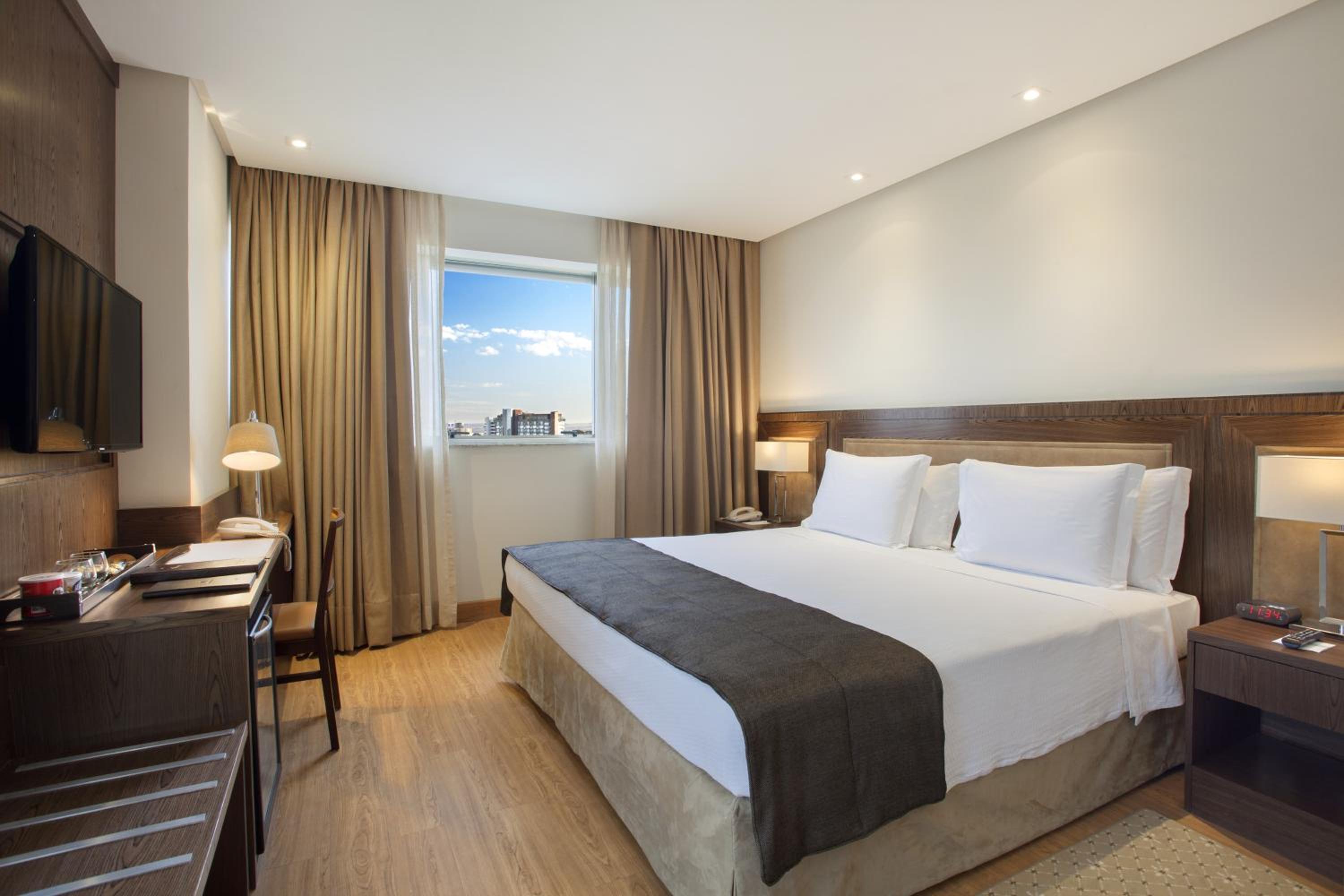 Deluxe Double Room with Balcony thumbnail 6