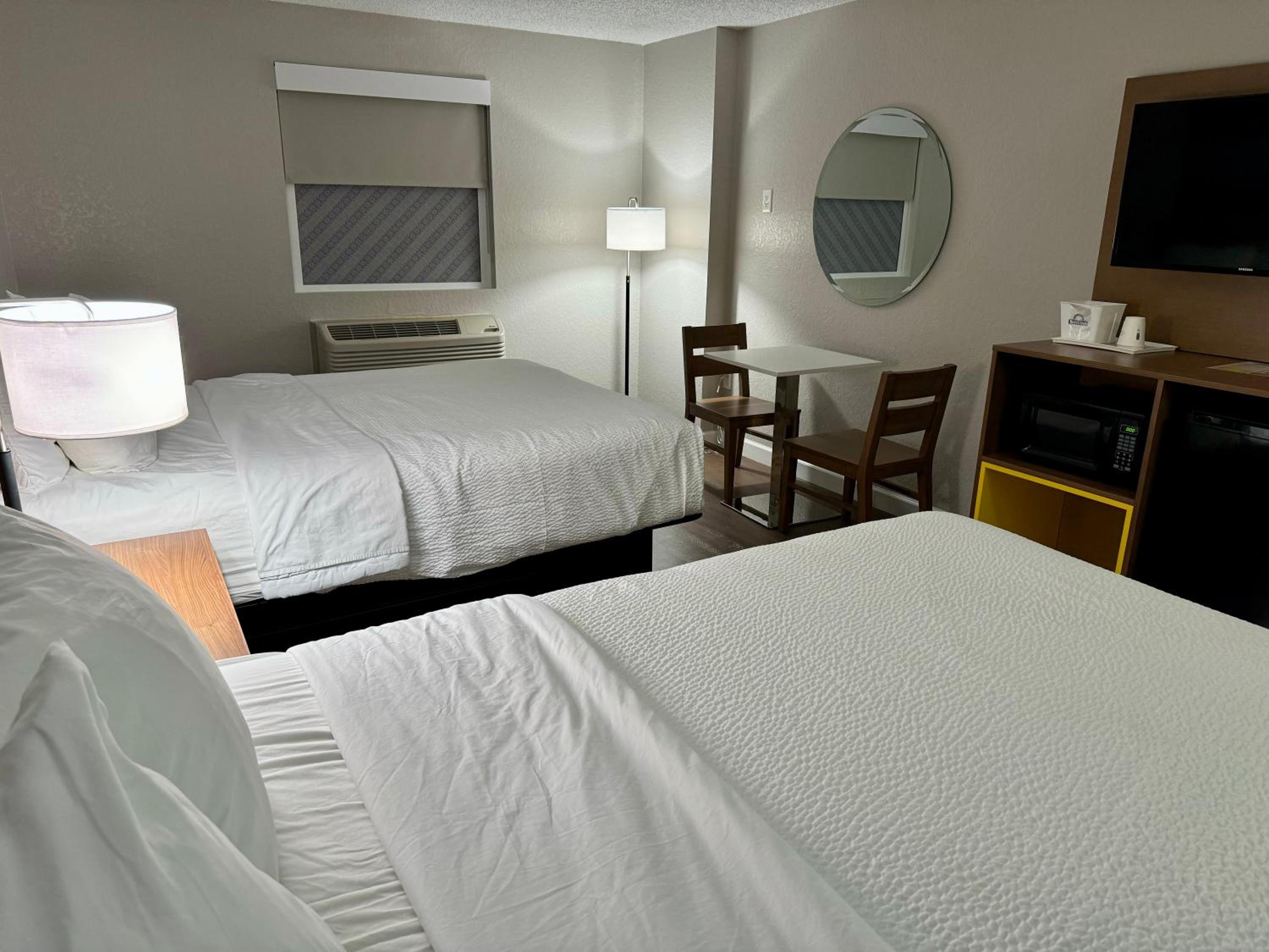 Queen Room with Two Queen Beds  - Non-Smoking - Photo 2