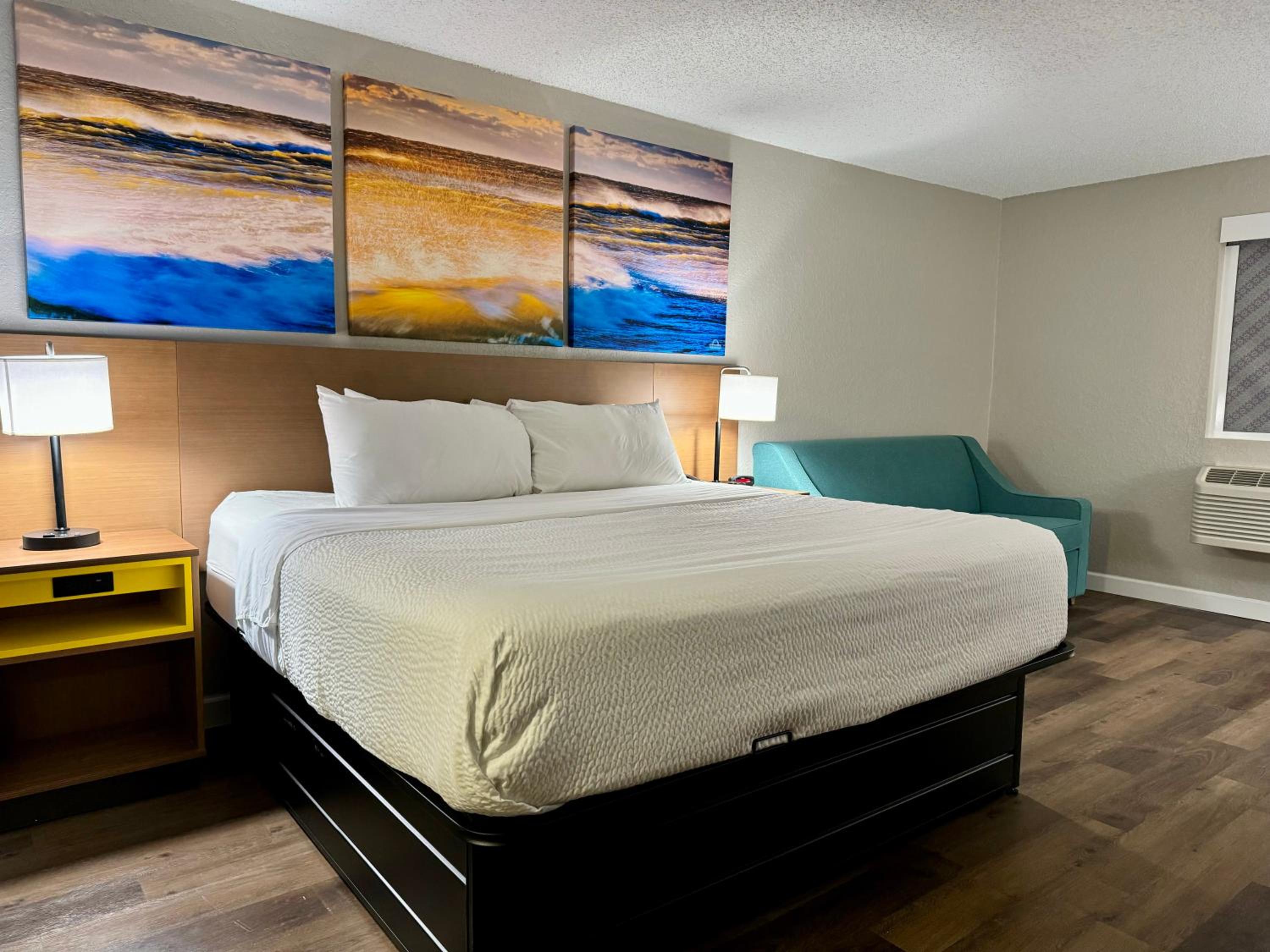 King Room - Non-Smoking - Photo 6