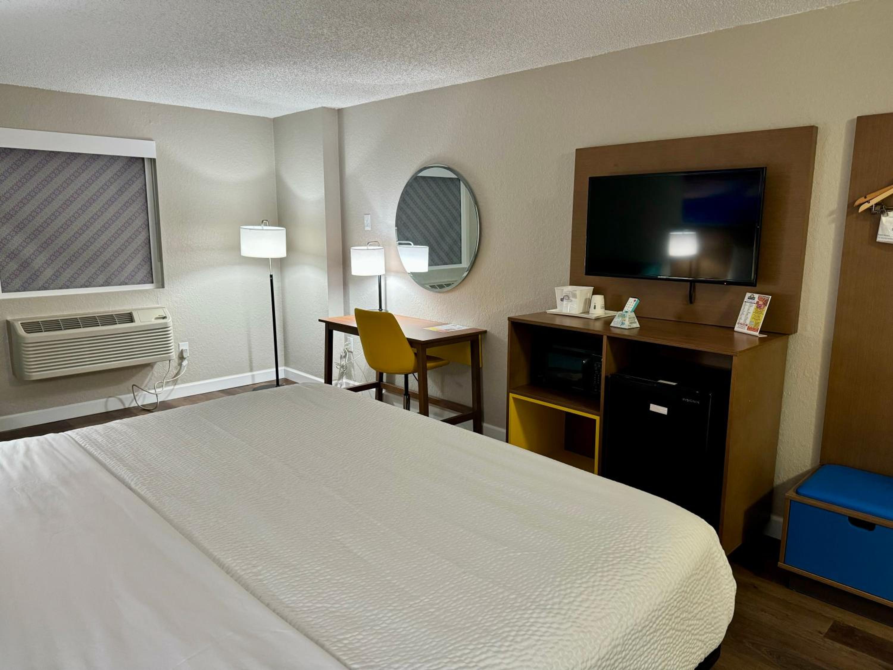King Room - Non-Smoking - Photo 5