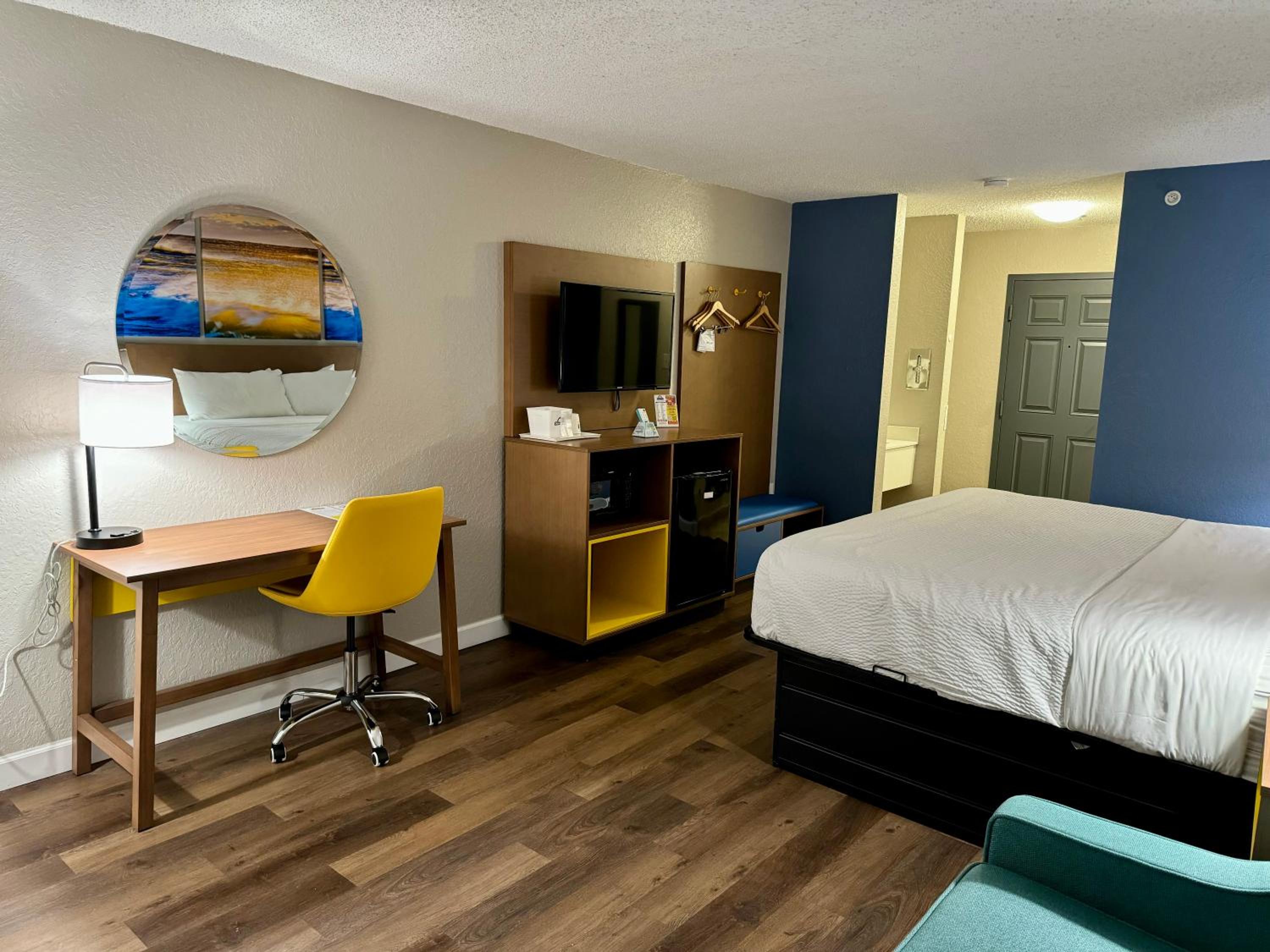 King Room - Non-Smoking - Photo 4