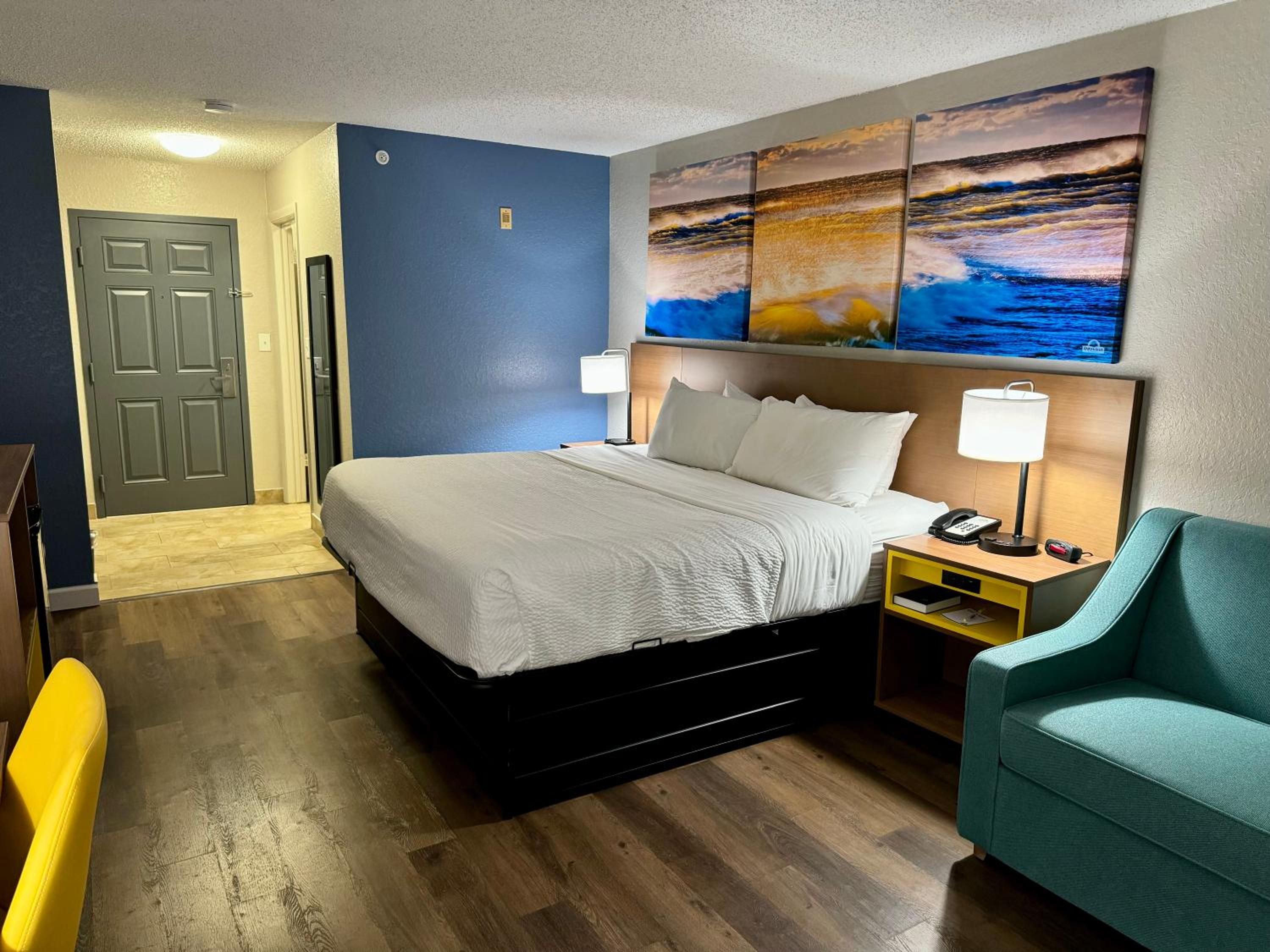 King Room - Non-Smoking - Photo 3