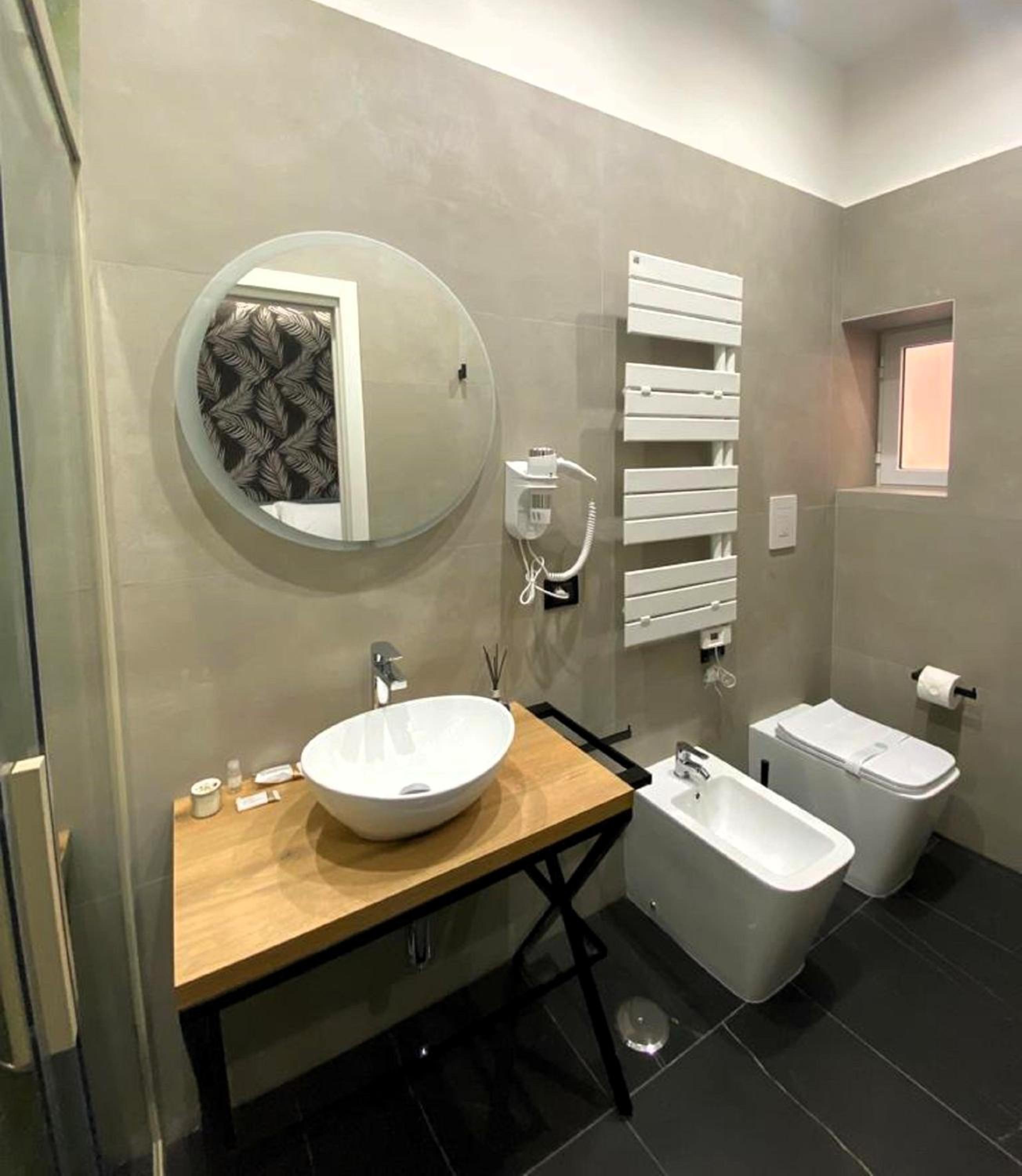 King Room with Balcony - Photo 8