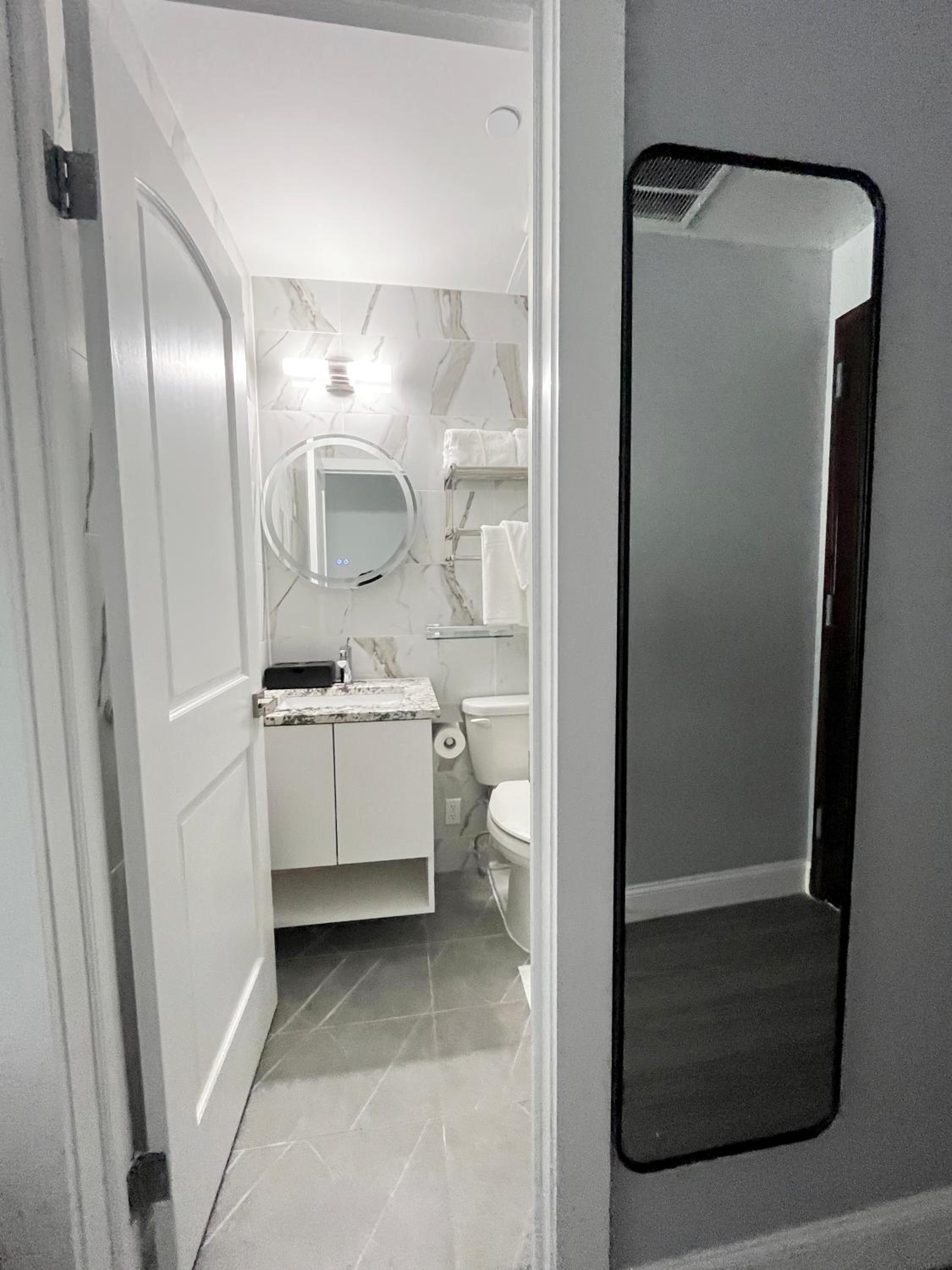 Twin Room with Private Bathroom photo 3