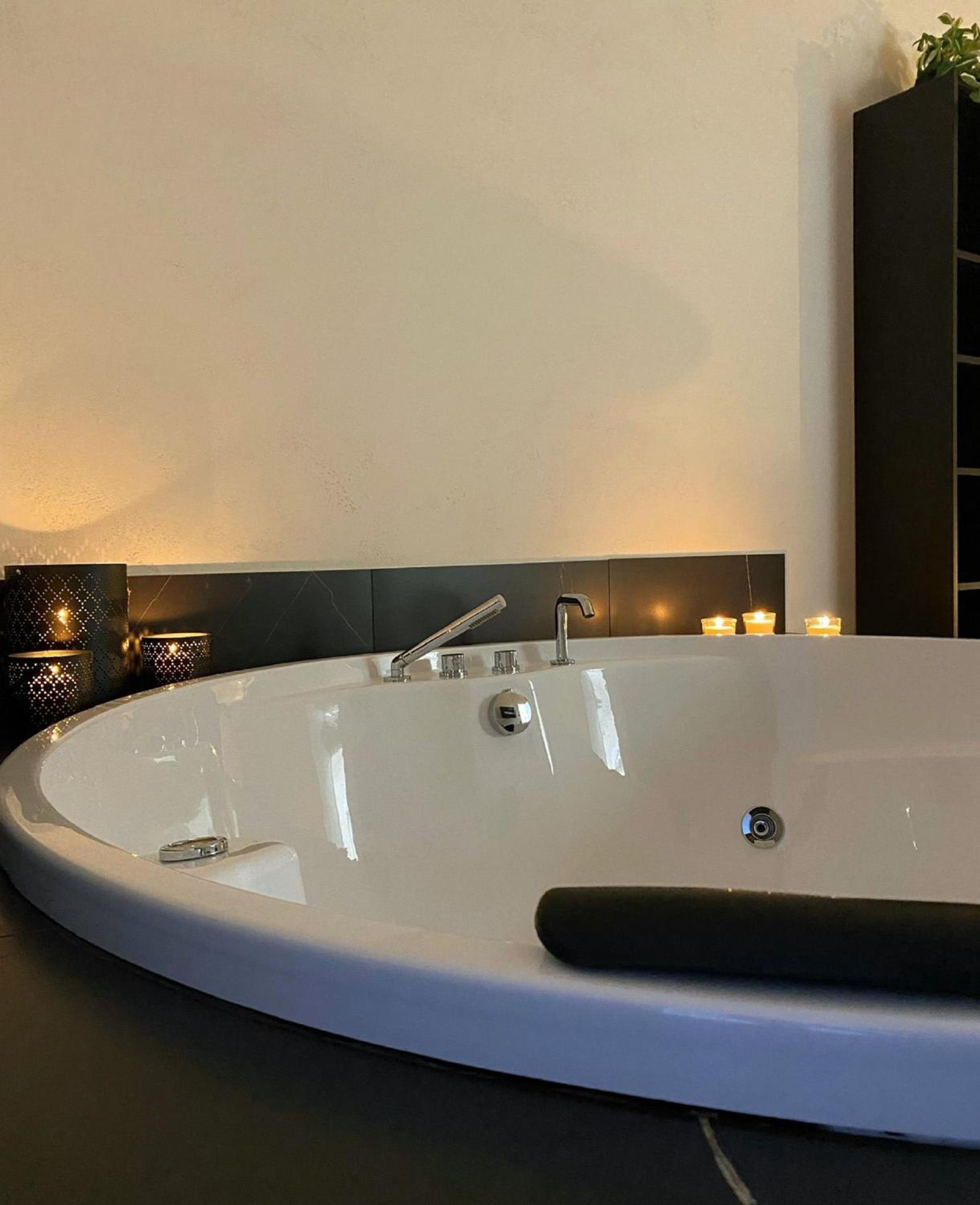 King Room with Spa Bath - Photo 8