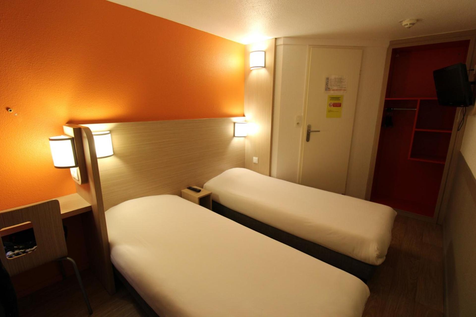Double Room with 2 Single Beds - Photo 4
