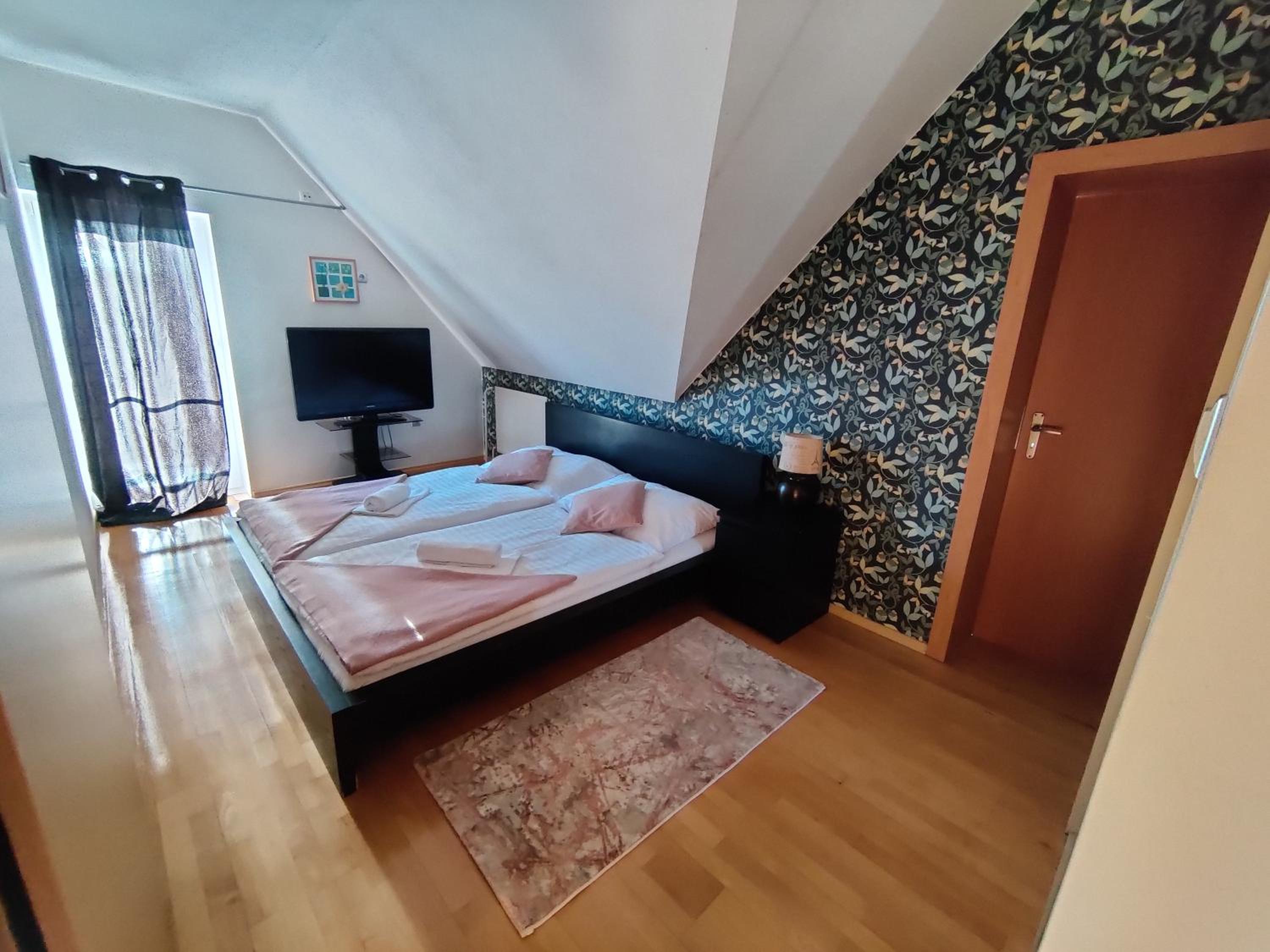 One-Bedroom Apartment photo 1