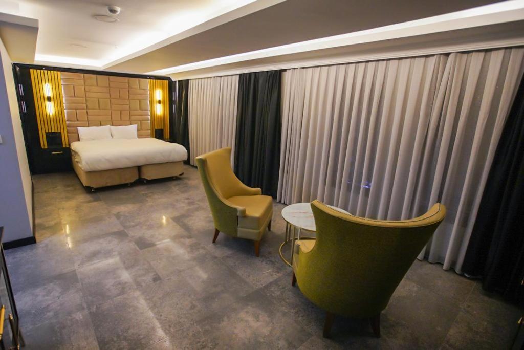 Standard King Room photo 1