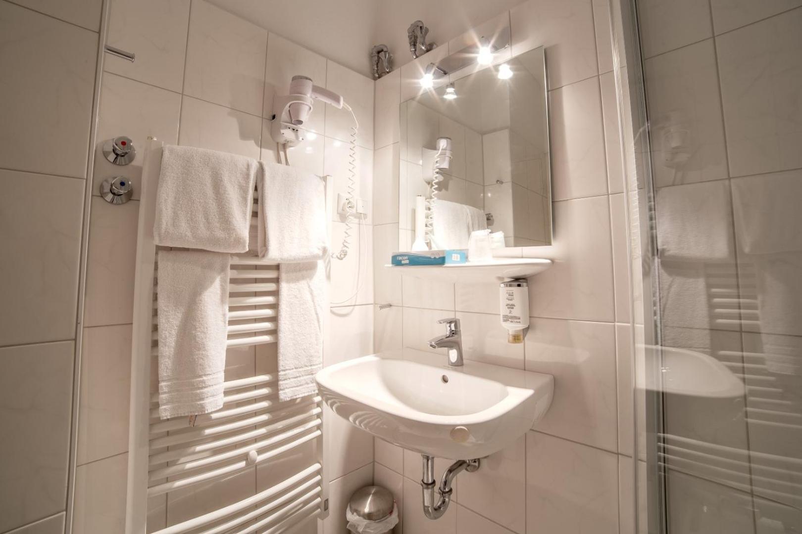 Double Room with Private Bathroom - Photo 4