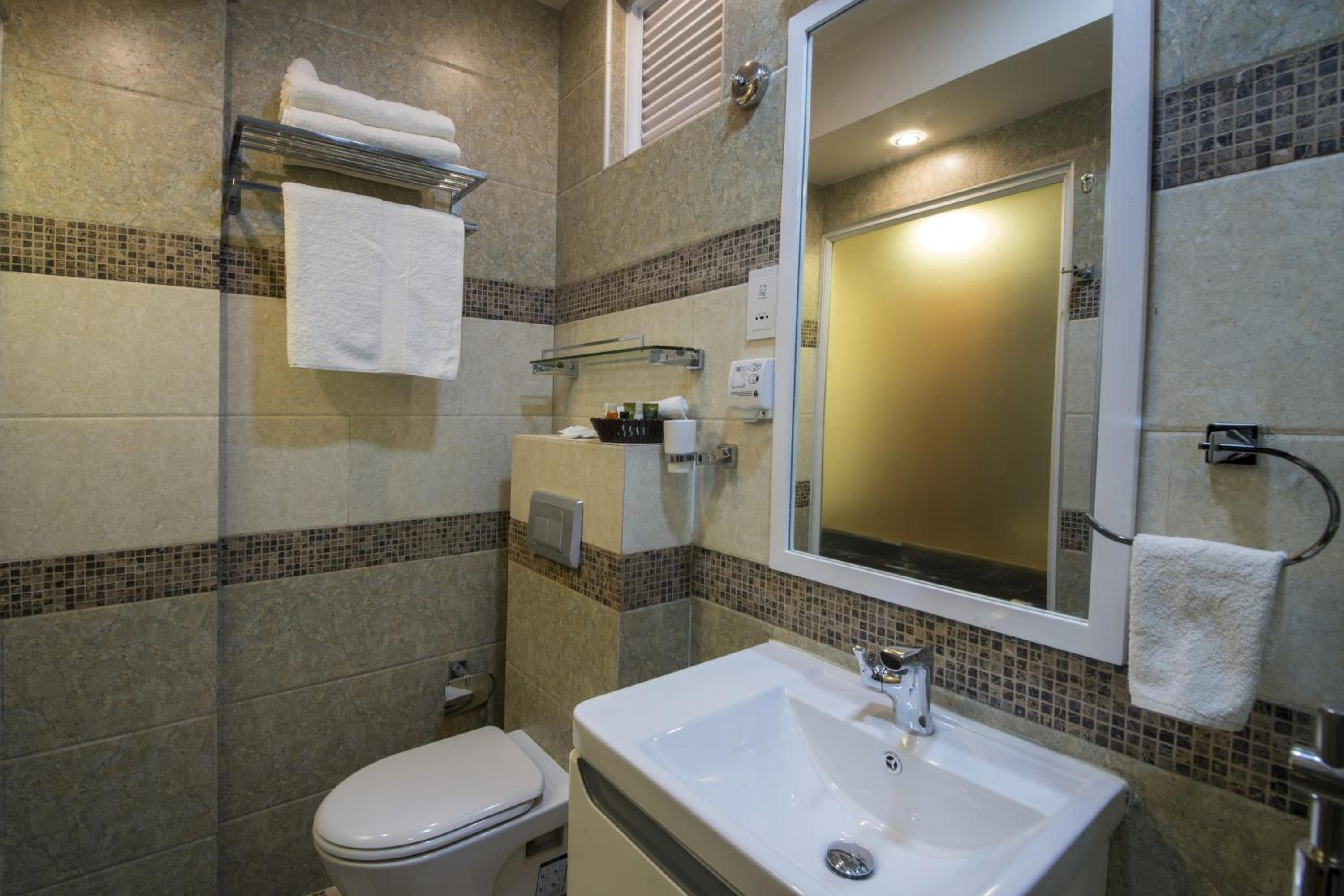 Deluxe Double Room thumbnail 5