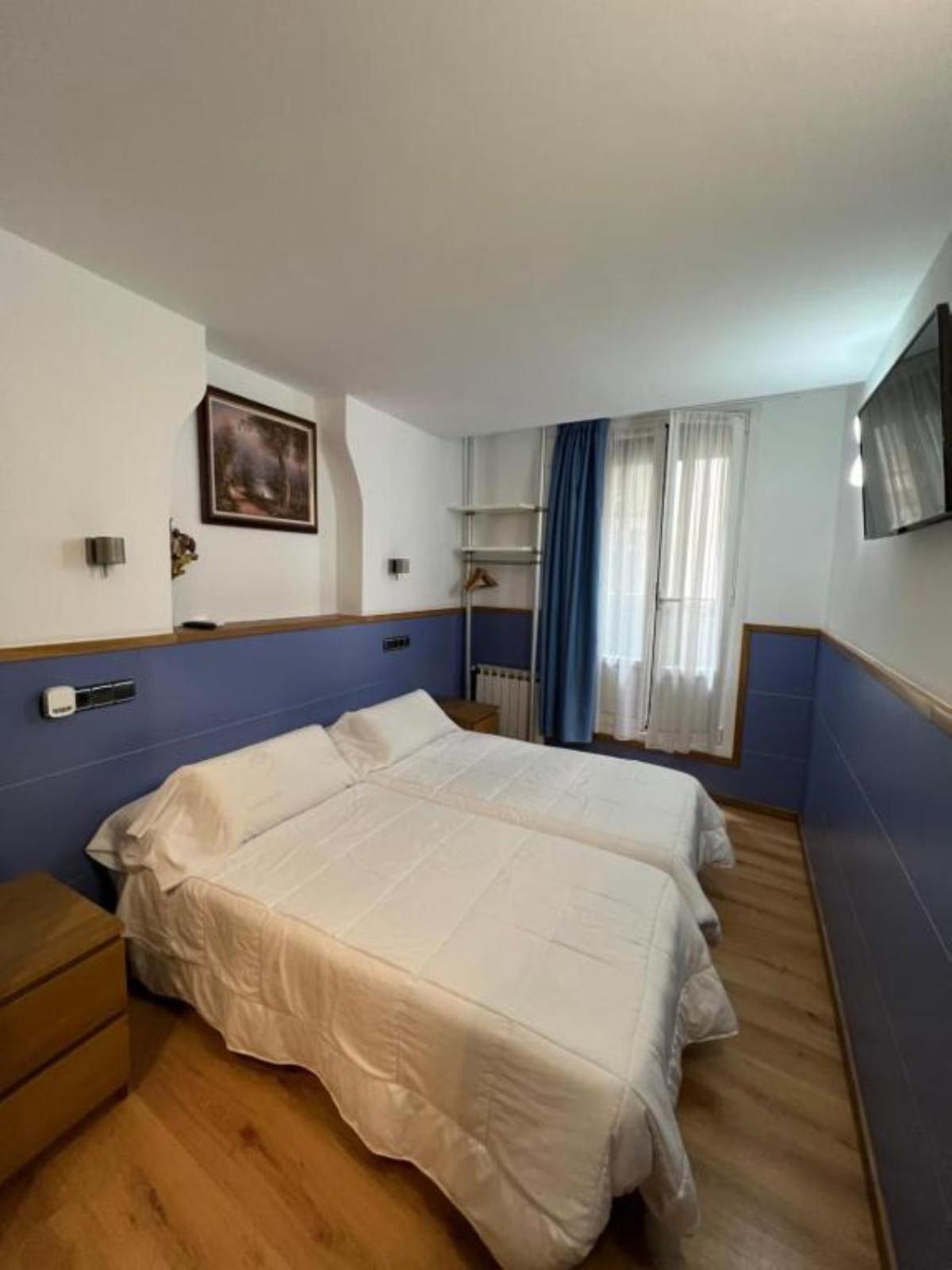 Twin Room with Extra Bed photo 2