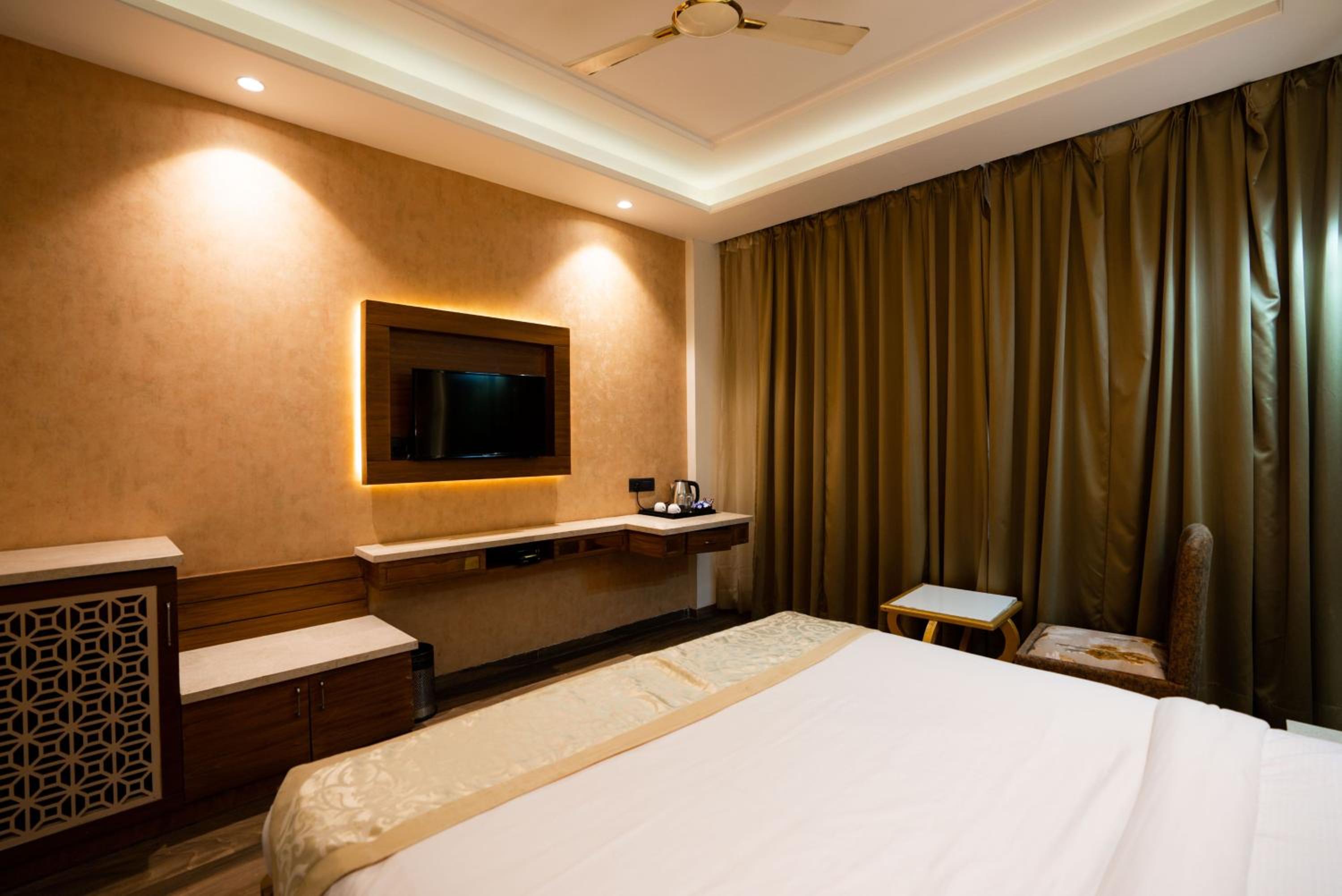 Large Double Room - Photo 3