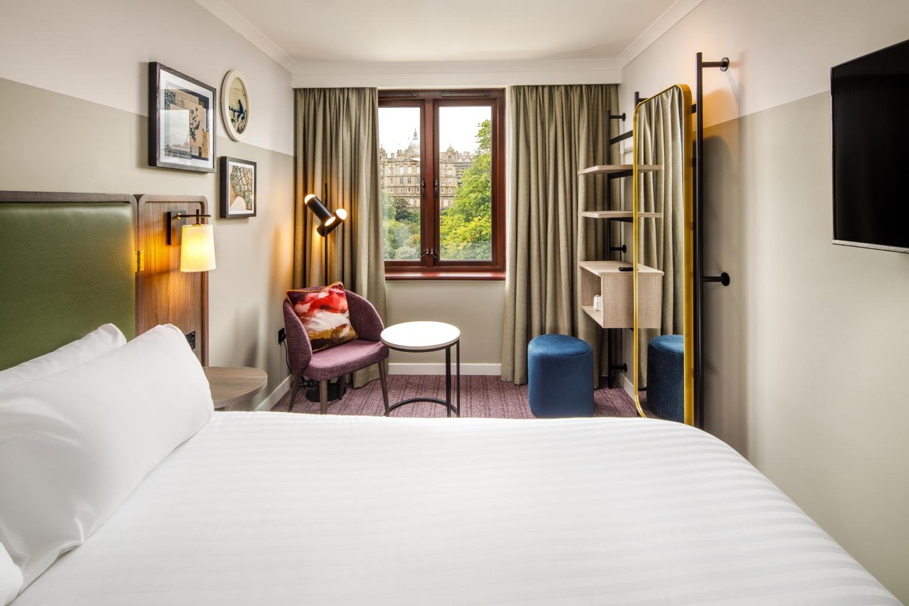 Classic Room 1 Queen Size Bed Castle view thumbnail 6