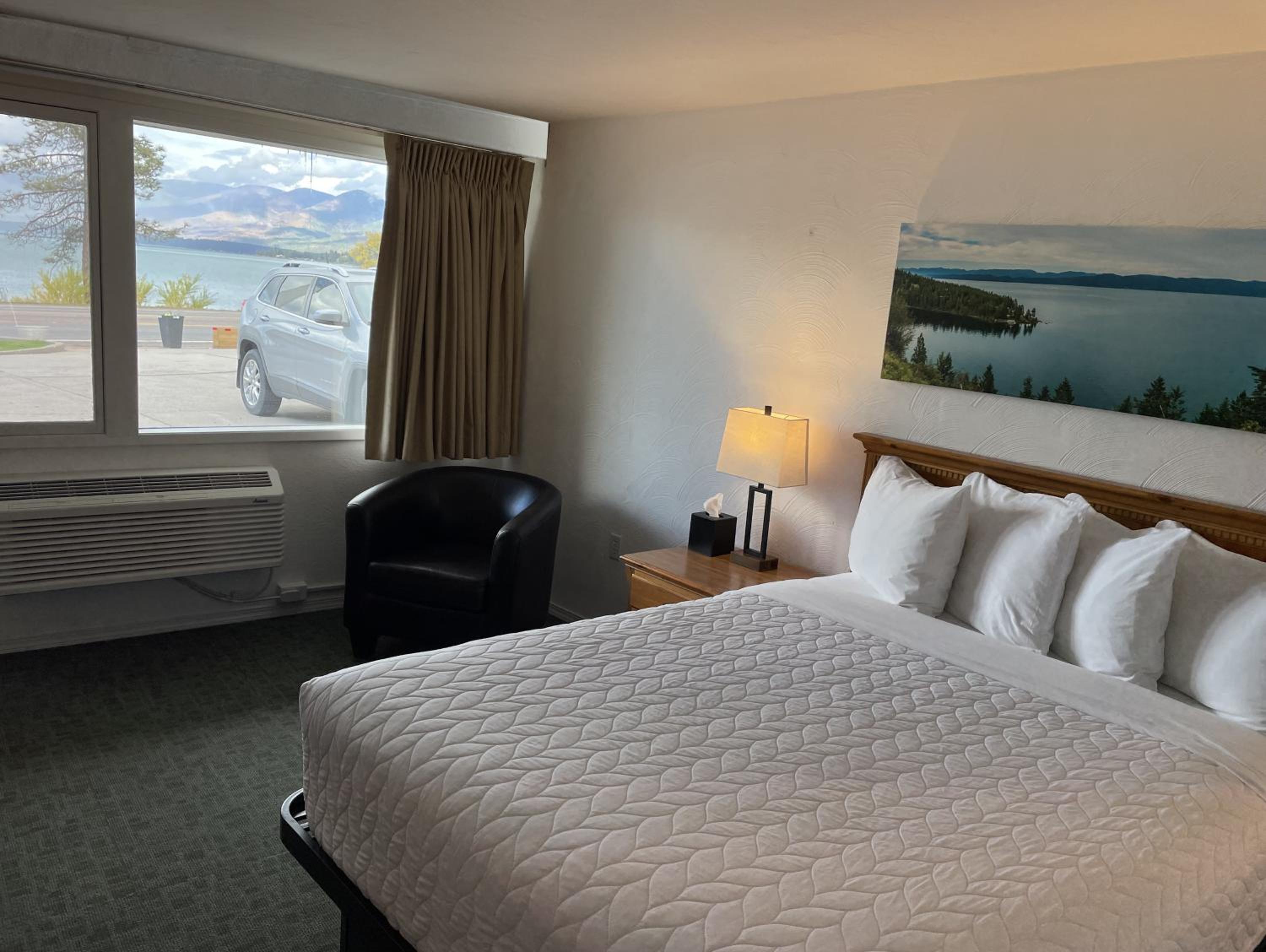 Queen Room with Lake View - Photo 4