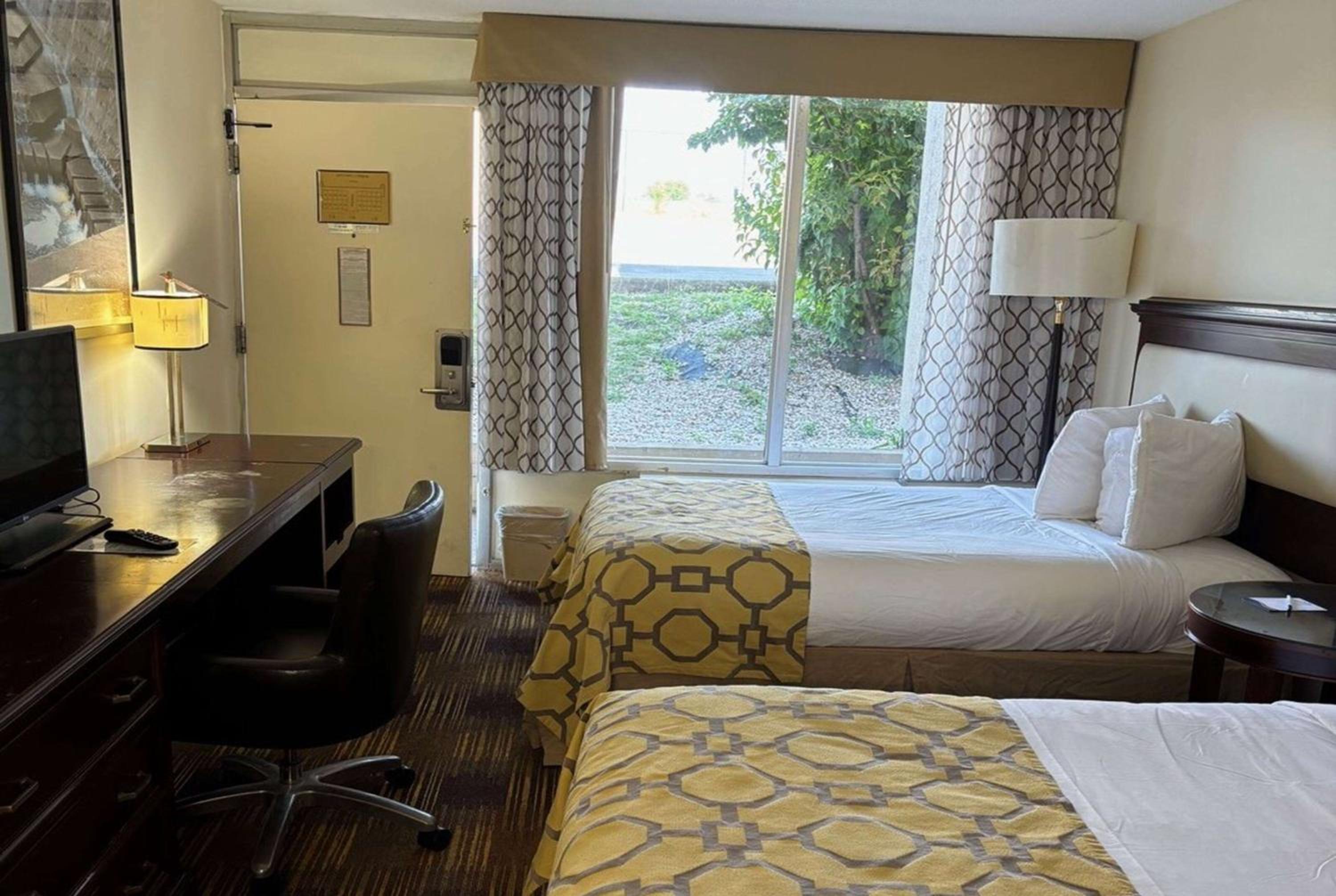 Queen Room with Two Queen Beds - Smoking