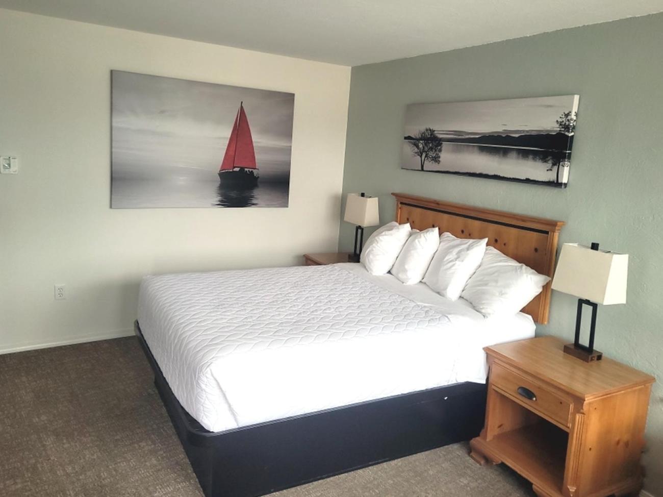 Premium Queen with Lake View - Photo 3
