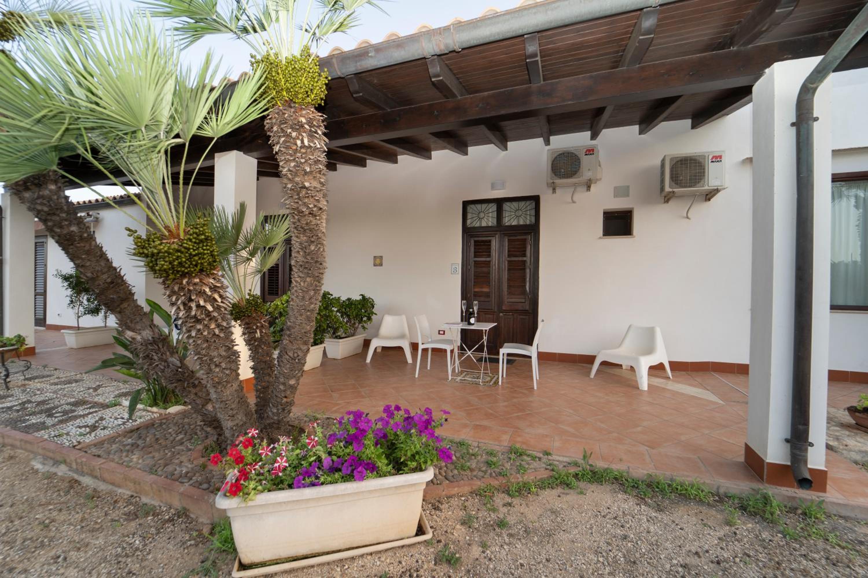 Triple Room with Patio photo 3