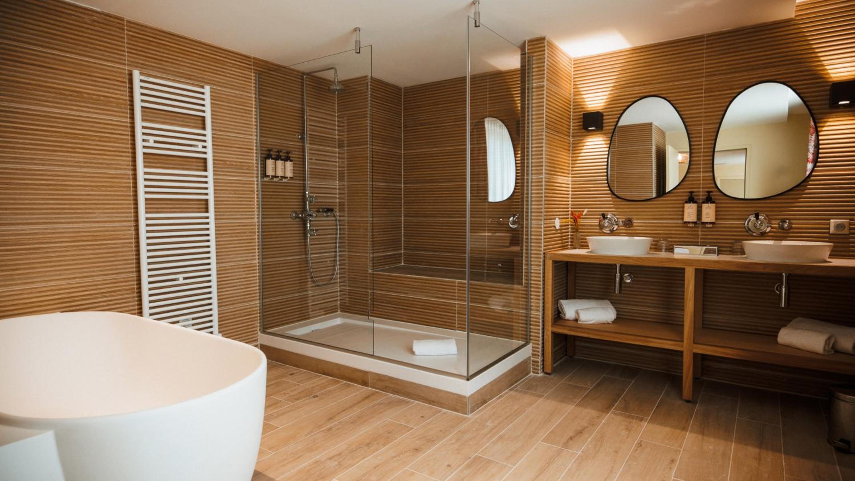 Two-Bedroom Suite with City View - Photo 3