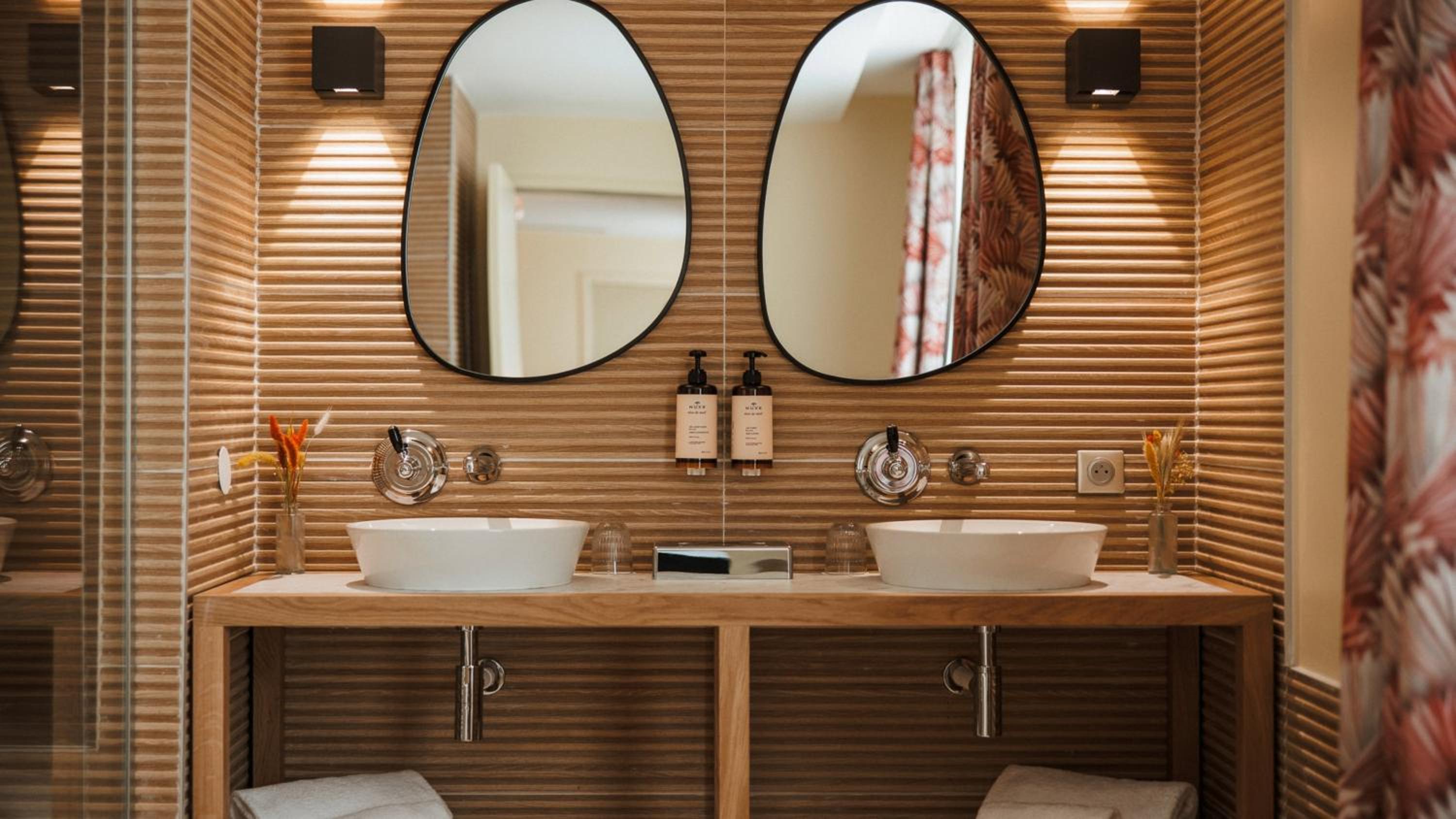 Two-Bedroom Suite with City View - Photo 5