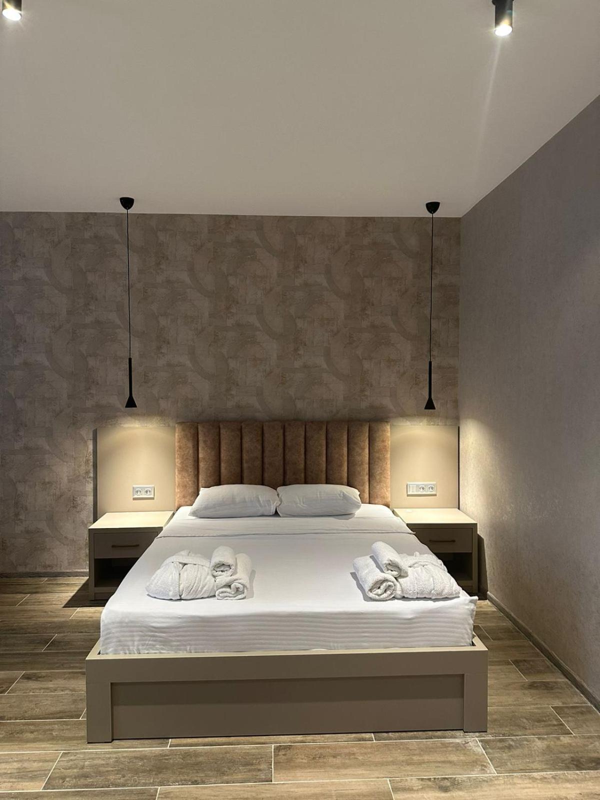 Deluxe Room (2 Adults + 1 Child)