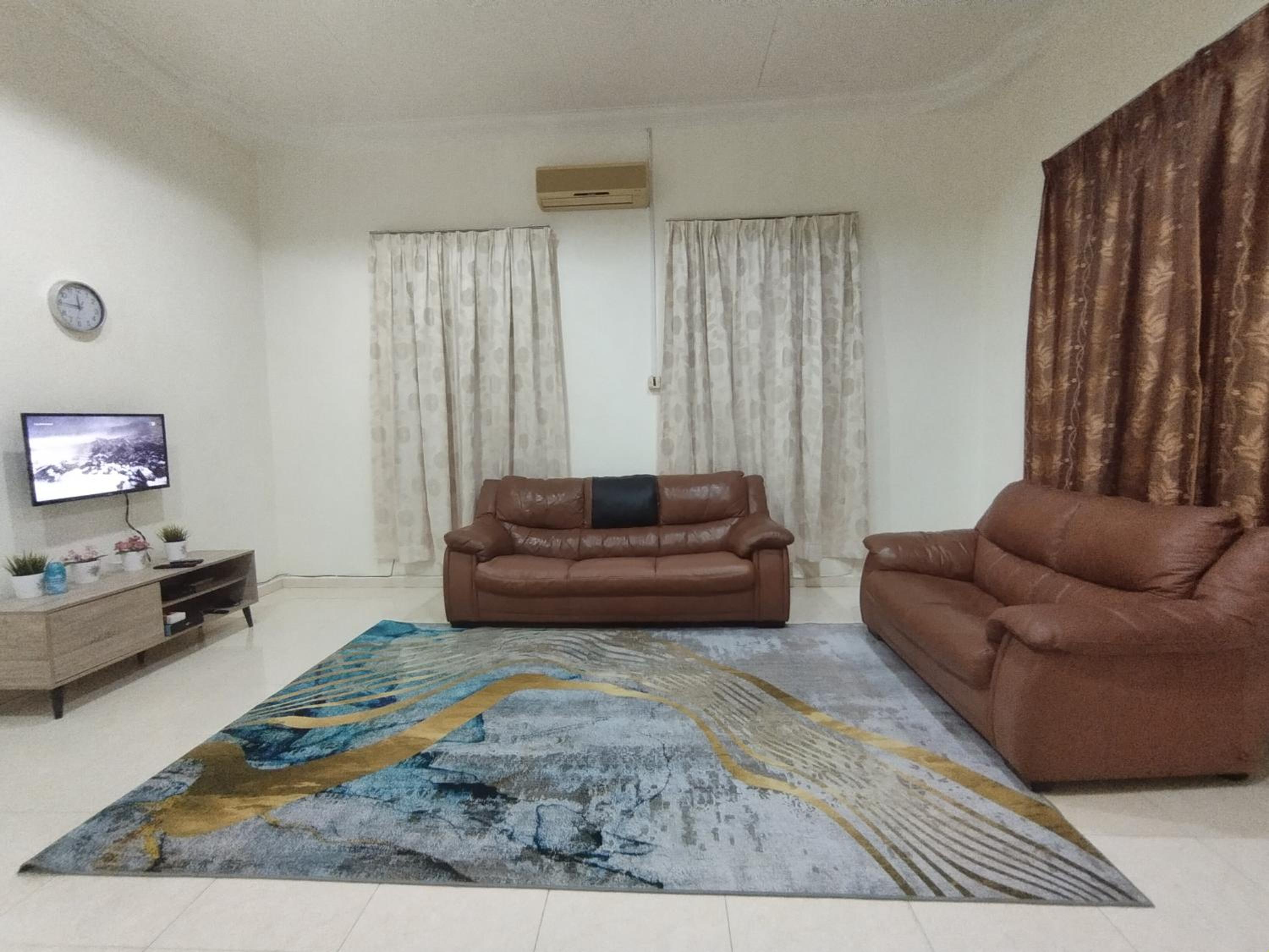 Three-Bedroom House photo 3