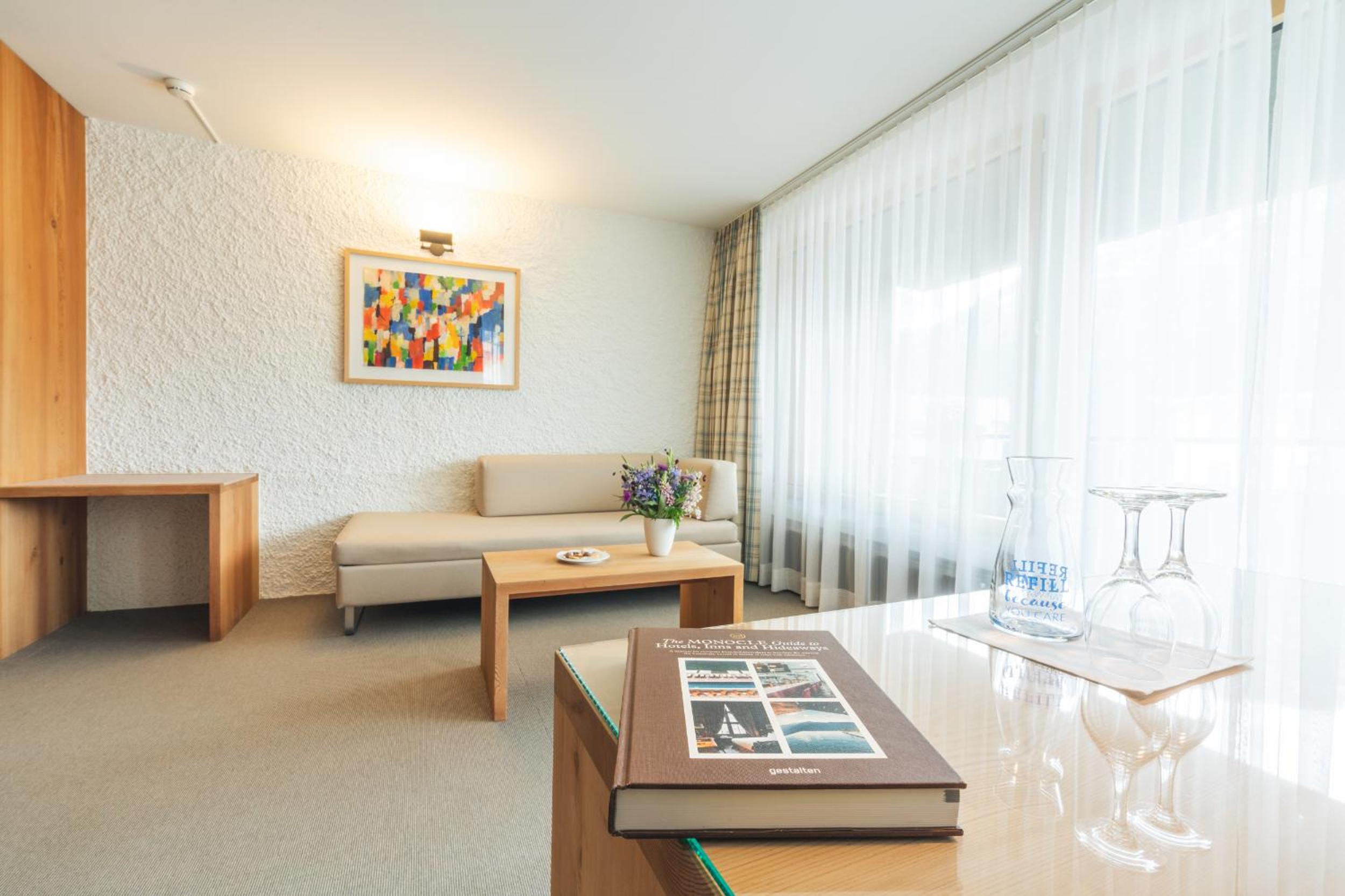 Large Room Balcony - Photo 3