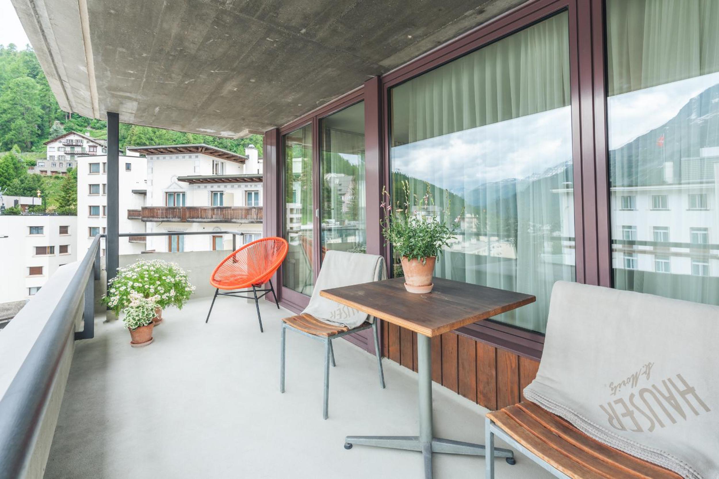 Large Room Balcony - Photo 2