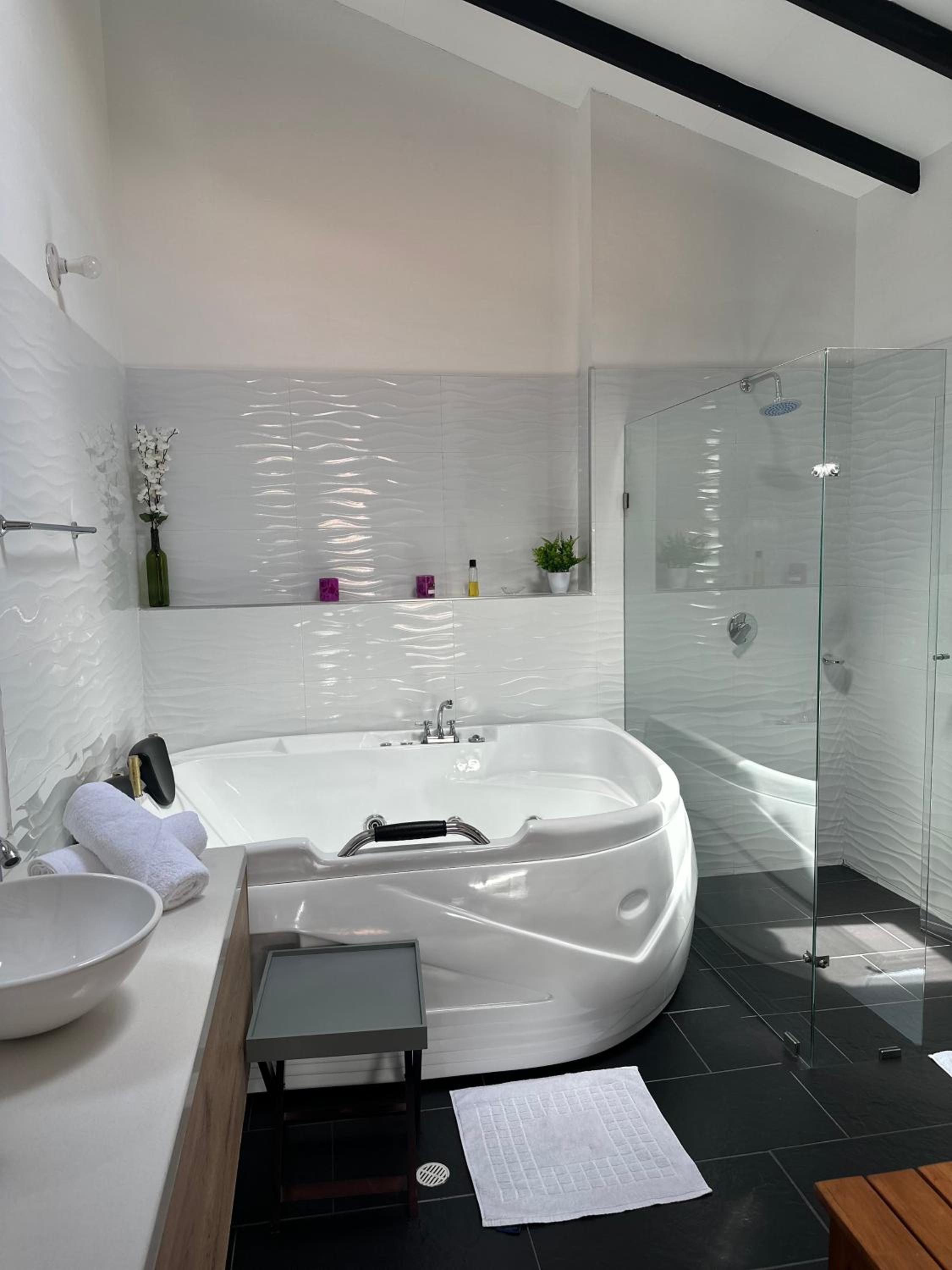 Deluxe Suite with Spa Bath photo 3