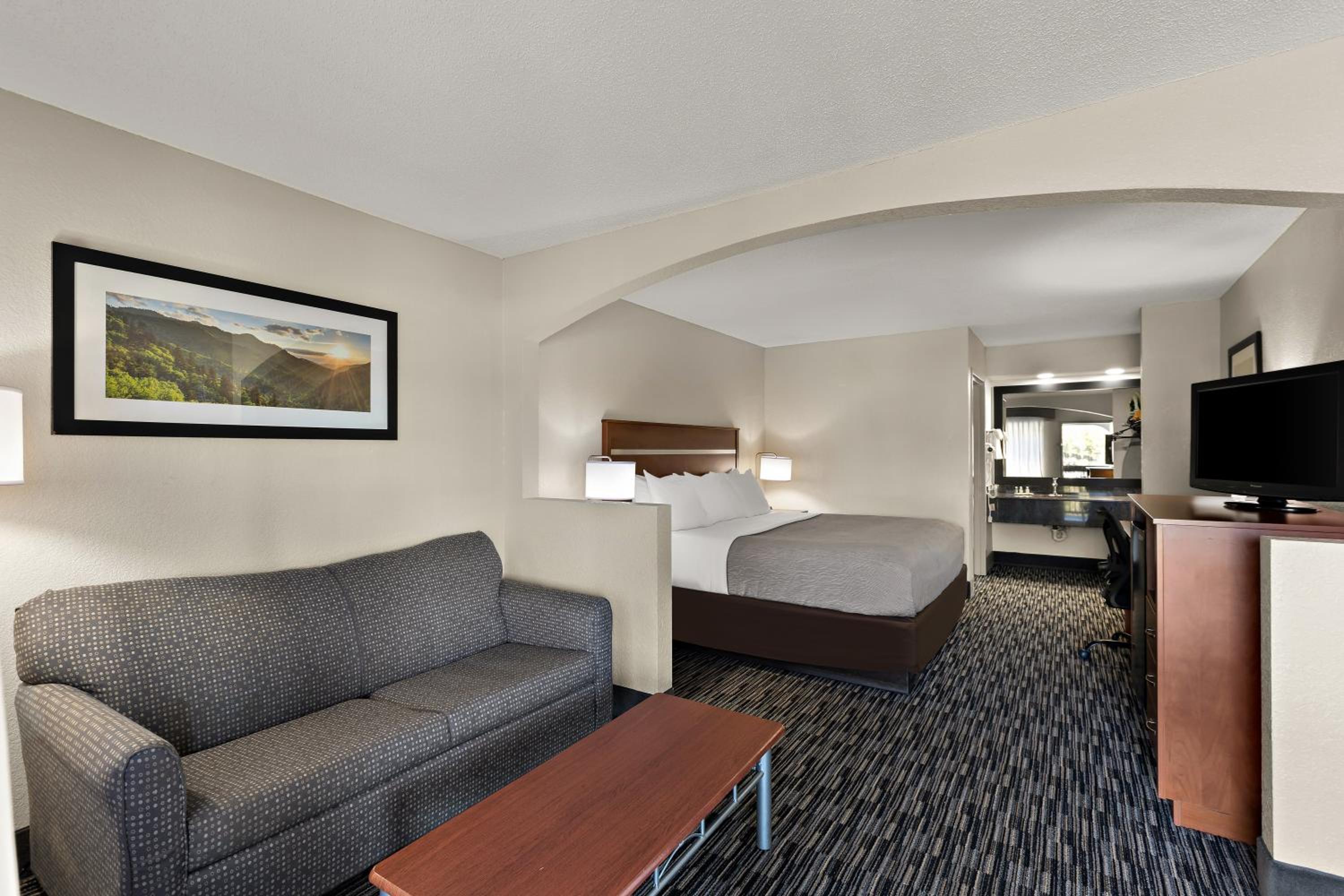 King Room with Sofa Bed - Smoking - Photo 2