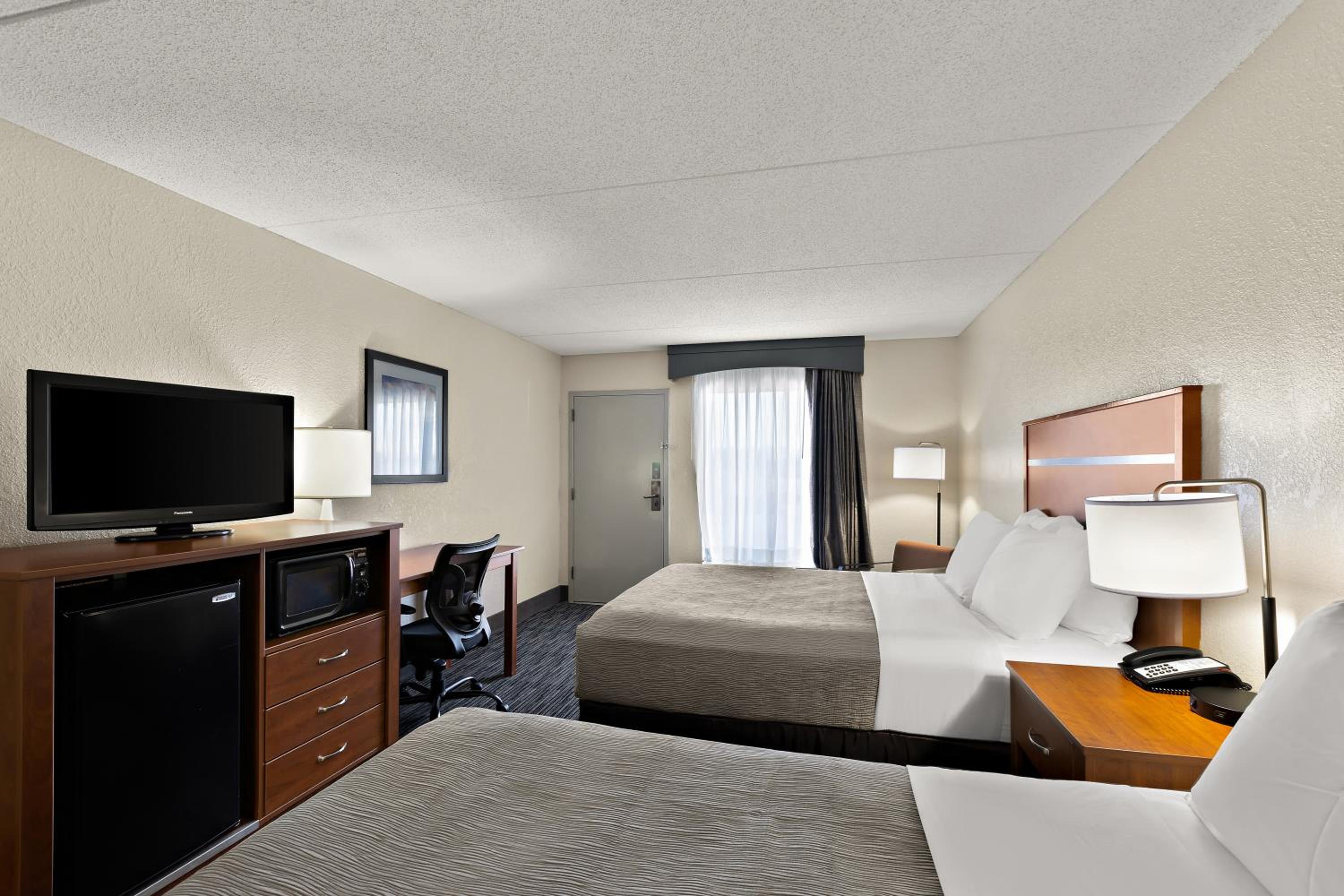 Queen Room with Two Queen Beds - Non-Smoking - Photo 6