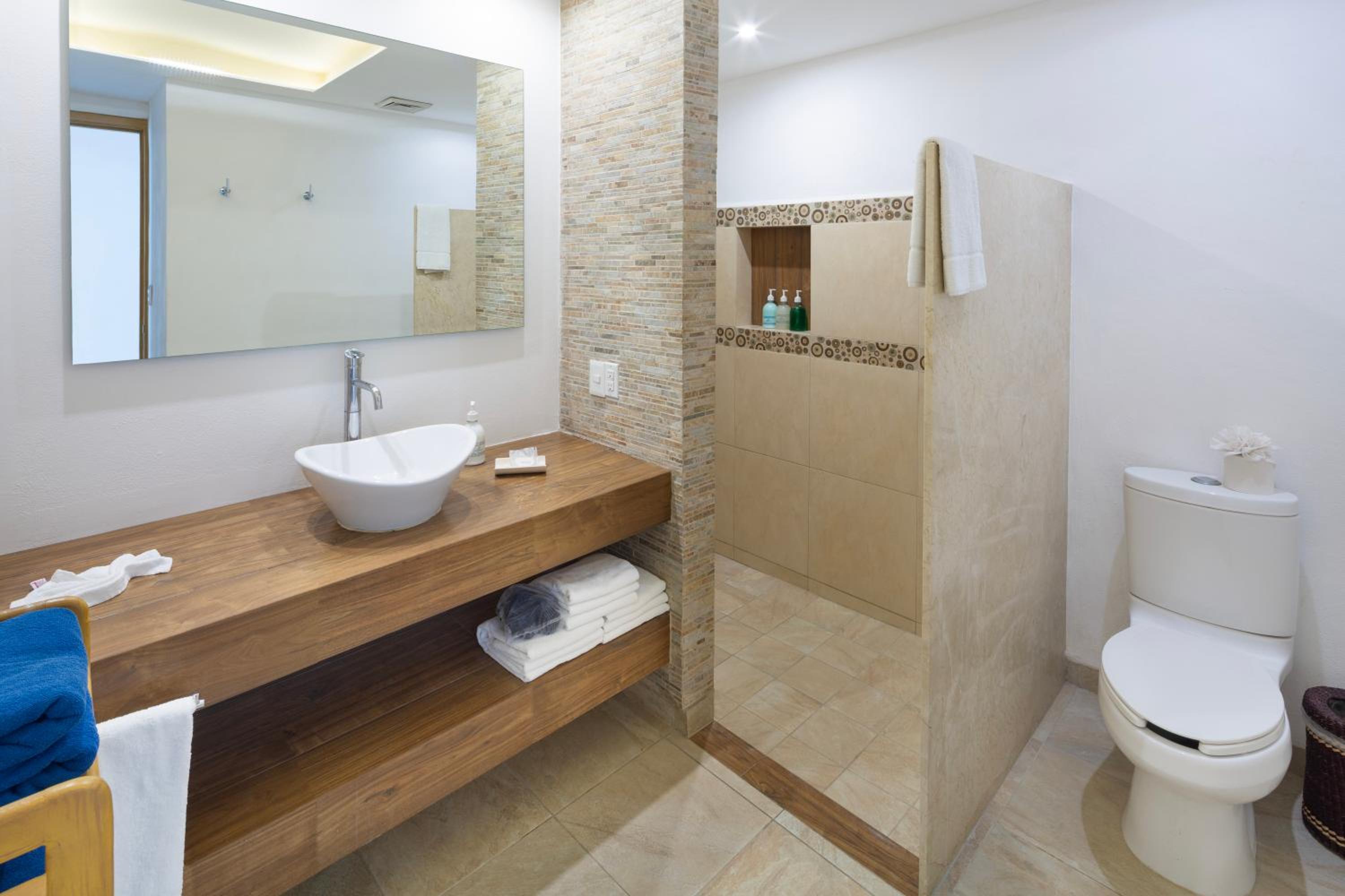 Queen Suite with Pool View