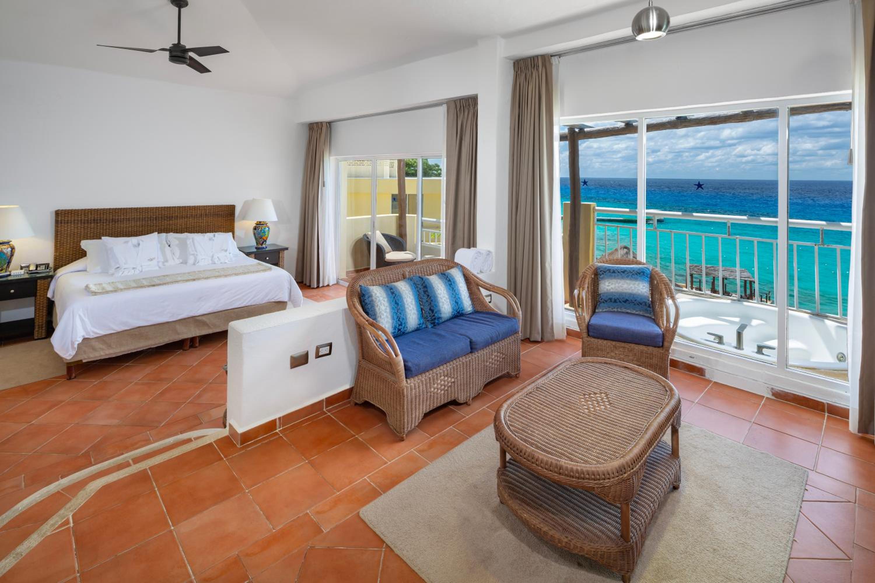 Deluxe Suite with Sea View thumbnail 6