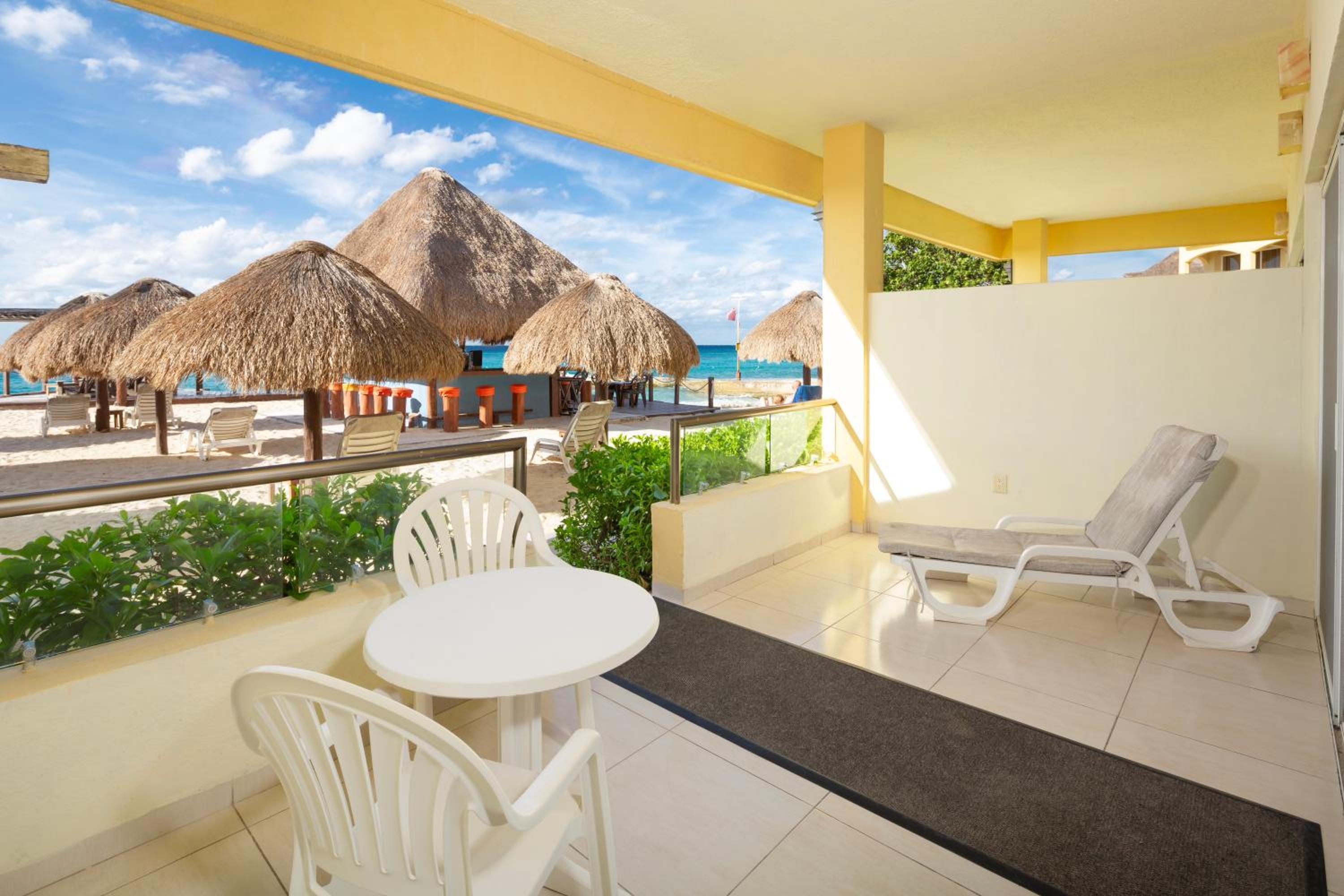 Queen Suite with Pool View thumbnail 6