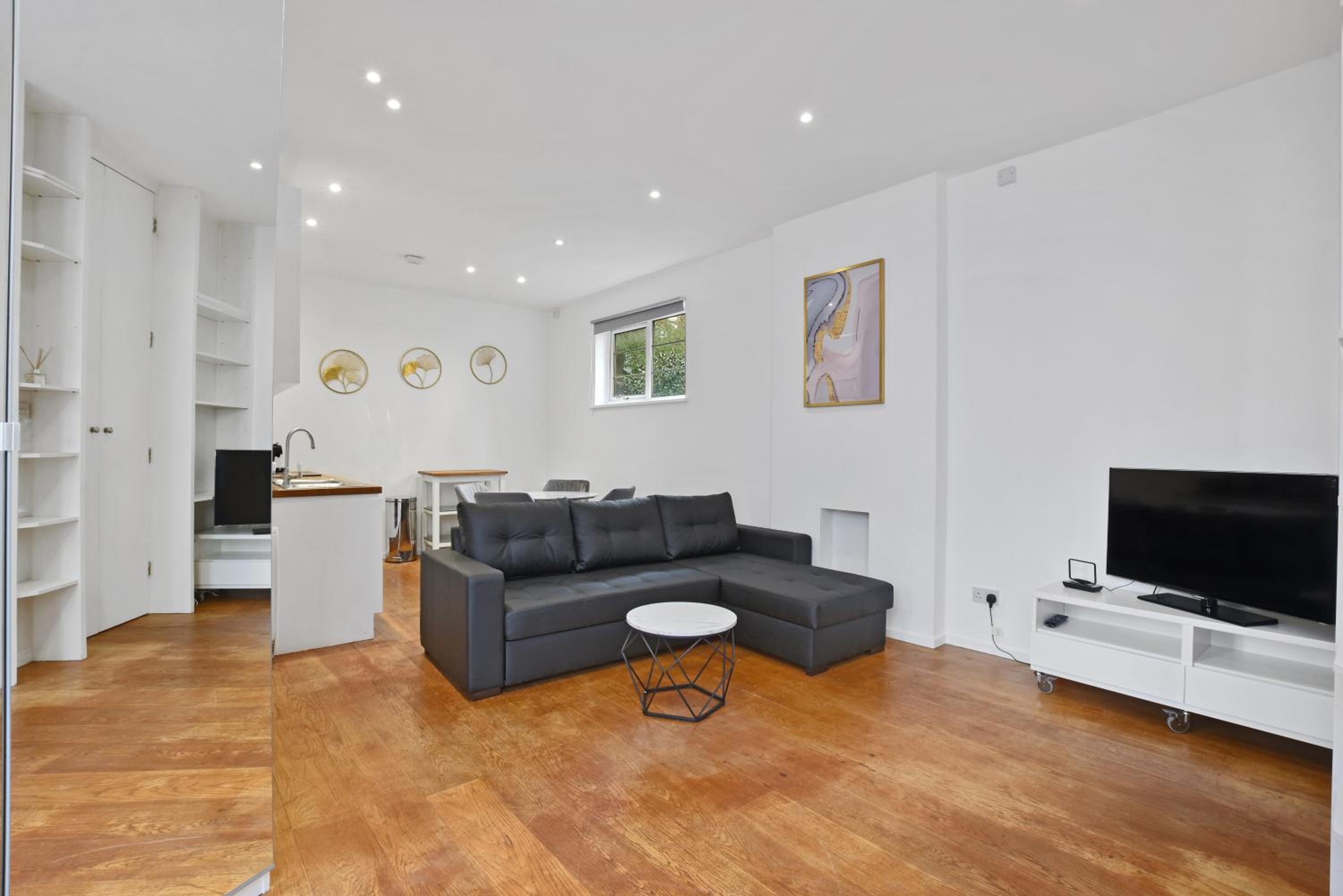 One-Bedroom Apartment photo 1
